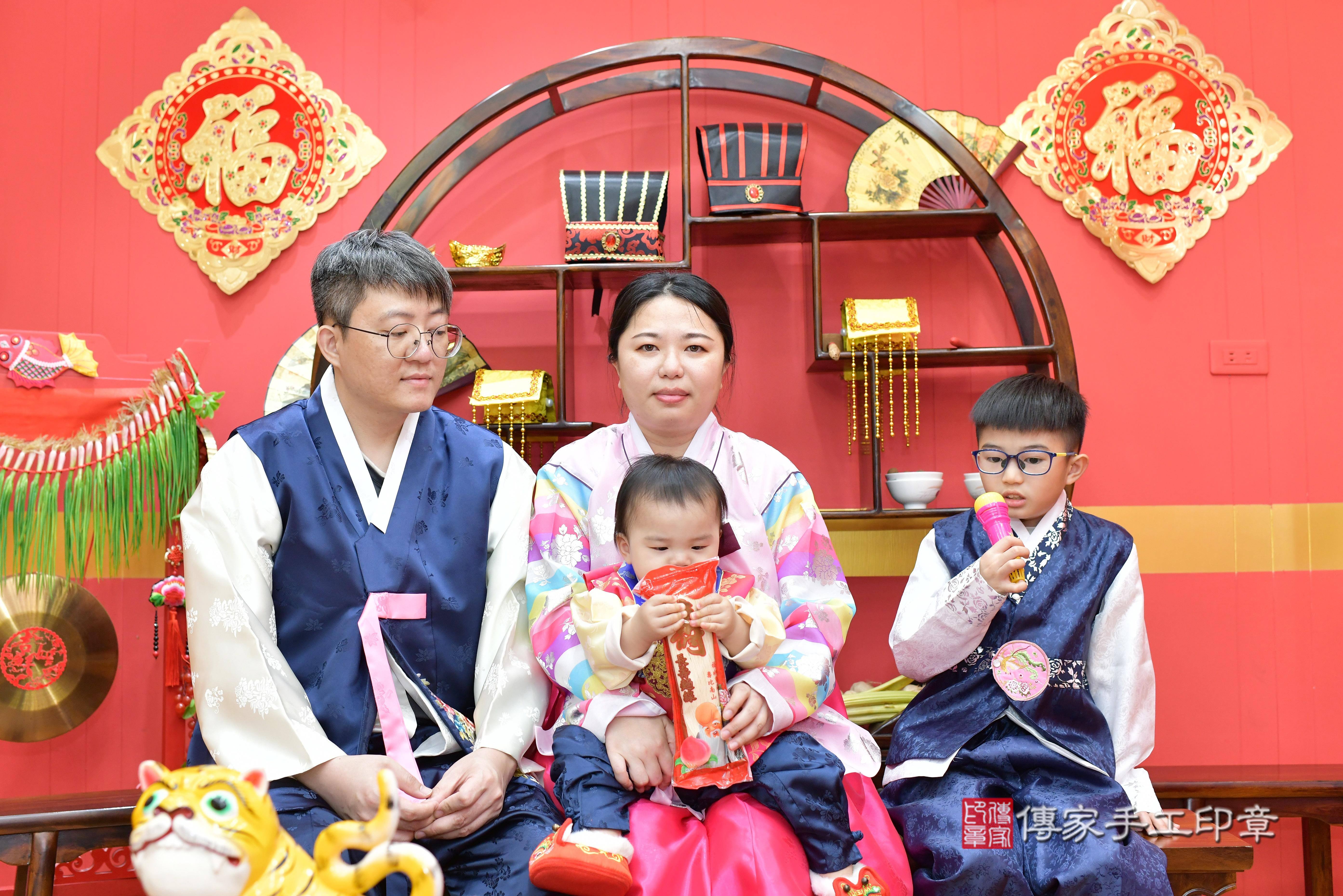 傳家手工印章桃園店、抓周、度脺、中國風會場、傳家嬰兒古禮、吉祥話、抓周道具物品24種、拍照。抓周證書。寶寶抓周、滿周歲、生日快樂、祝福