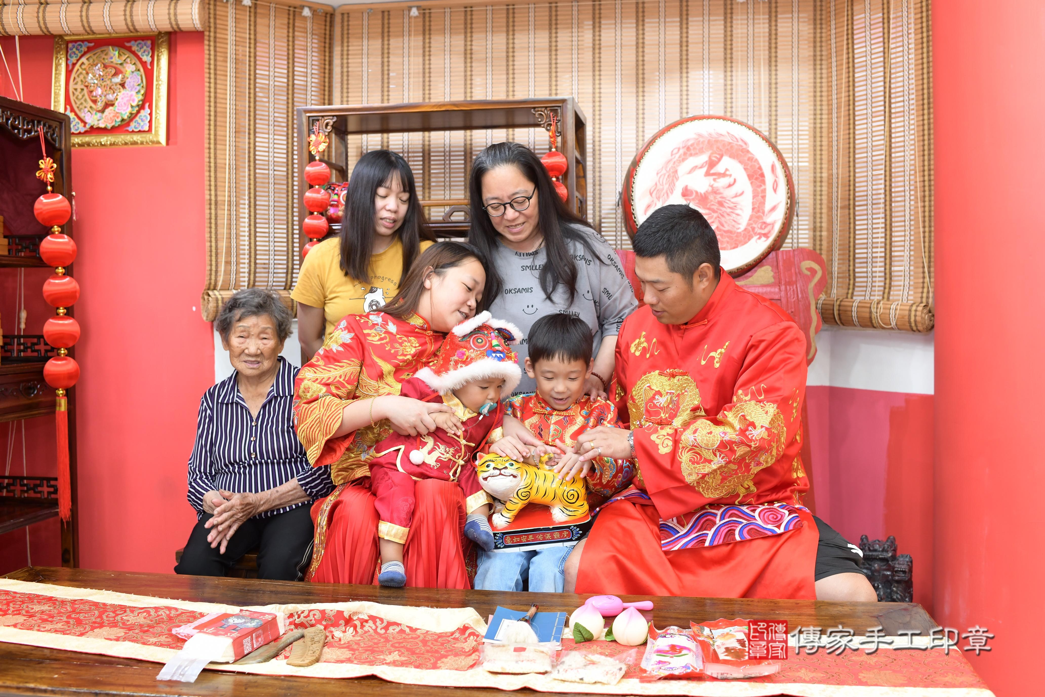 傳家手工印章高雄店、抓周、度脺、中國風會場、傳家嬰兒古禮、吉祥話、抓周道具物品24種、拍照。抓周證書。寶寶抓周、滿周歲、生日快樂、祝福