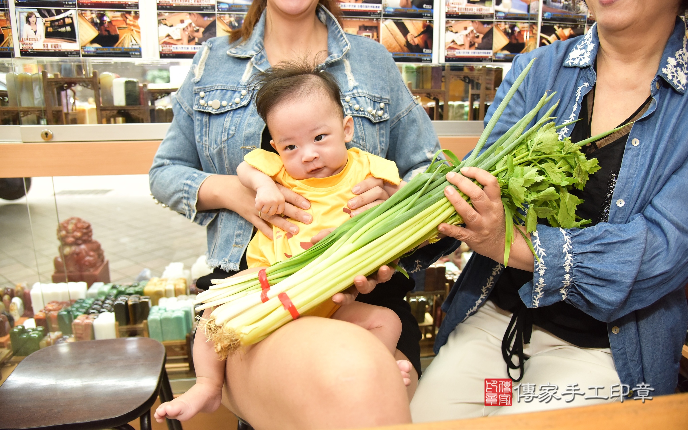 小展寶寶(新北市永和區嬰兒寶寶滿月剃頭理髮、嬰兒剃胎毛儀式吉祥話)。中國風會場，爸媽寶貝穿「日中韓」古裝禮服。專業拍照、證書。★購買「臍帶章、肚臍章、胎毛筆刷印章」贈送：剃頭、收涎、抓周，三選一。2024.4.23，照片9