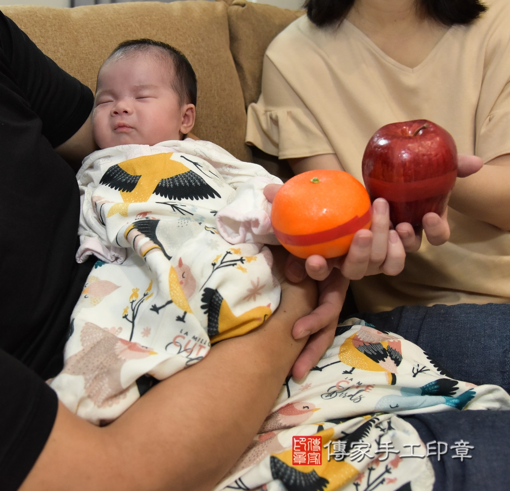 小羽寶寶(新北市板橋區到府嬰兒小羽寶寶滿月剃頭理髮、到府嬰兒剃胎毛儀式吉祥話)。到府剃頭剃胎毛主持、專業拍照、證書。★購買「臍帶章、肚臍章、胎毛筆刷印章」贈送：剃頭、收涎、抓周，三選一。2024.4.20，照片7