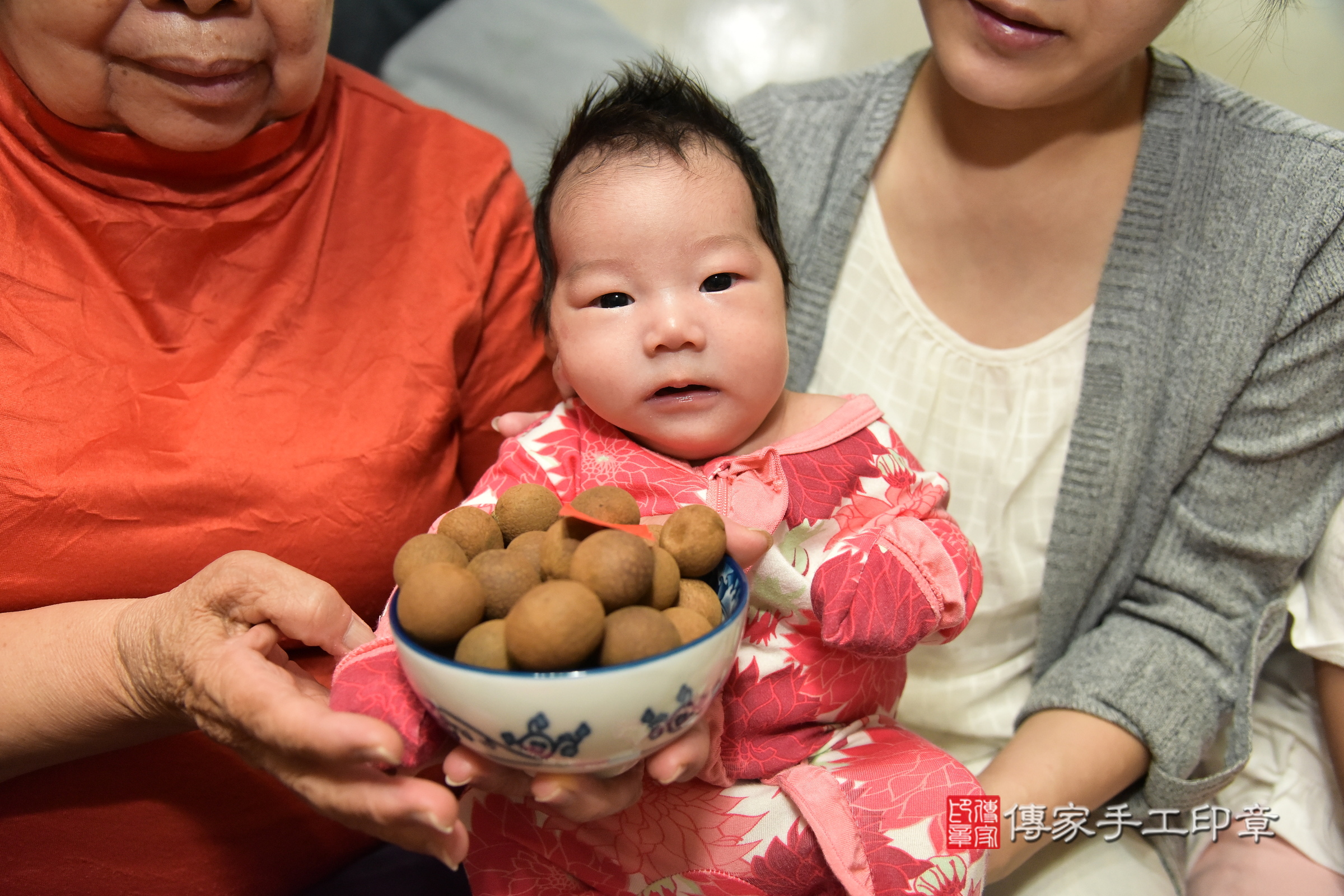 小星星寶寶(新北市新莊區到府嬰兒小星星寶寶滿月剃頭理髮、到府嬰兒剃胎毛儀式吉祥話)。到府剃頭剃胎毛主持、專業拍照、證書。★購買「臍帶章、肚臍章、胎毛筆刷印章」贈送：剃頭、收涎、抓周，三選一。2024.4.18，照片14