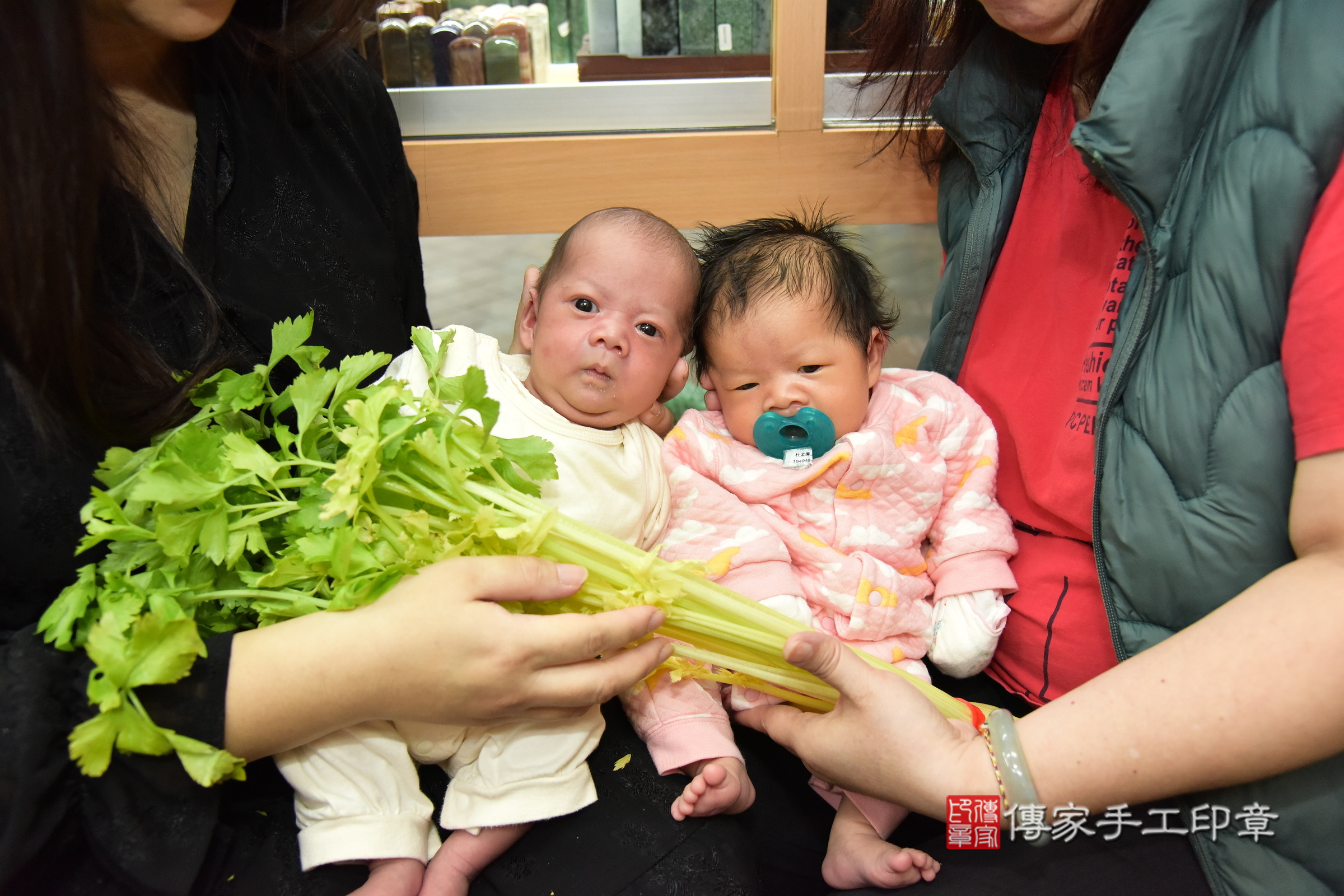 小紜寶寶和小祐寶寶(新北市永和區嬰兒寶寶滿月剃頭理髮、嬰兒剃胎毛儀式吉祥話)。中國風會場，爸媽寶貝穿「日中韓」古裝禮服。專業拍照、證書。★購買「臍帶章、肚臍章、胎毛筆刷印章」贈送：剃頭、收涎、抓周，三選一。2024.4.19，照片7