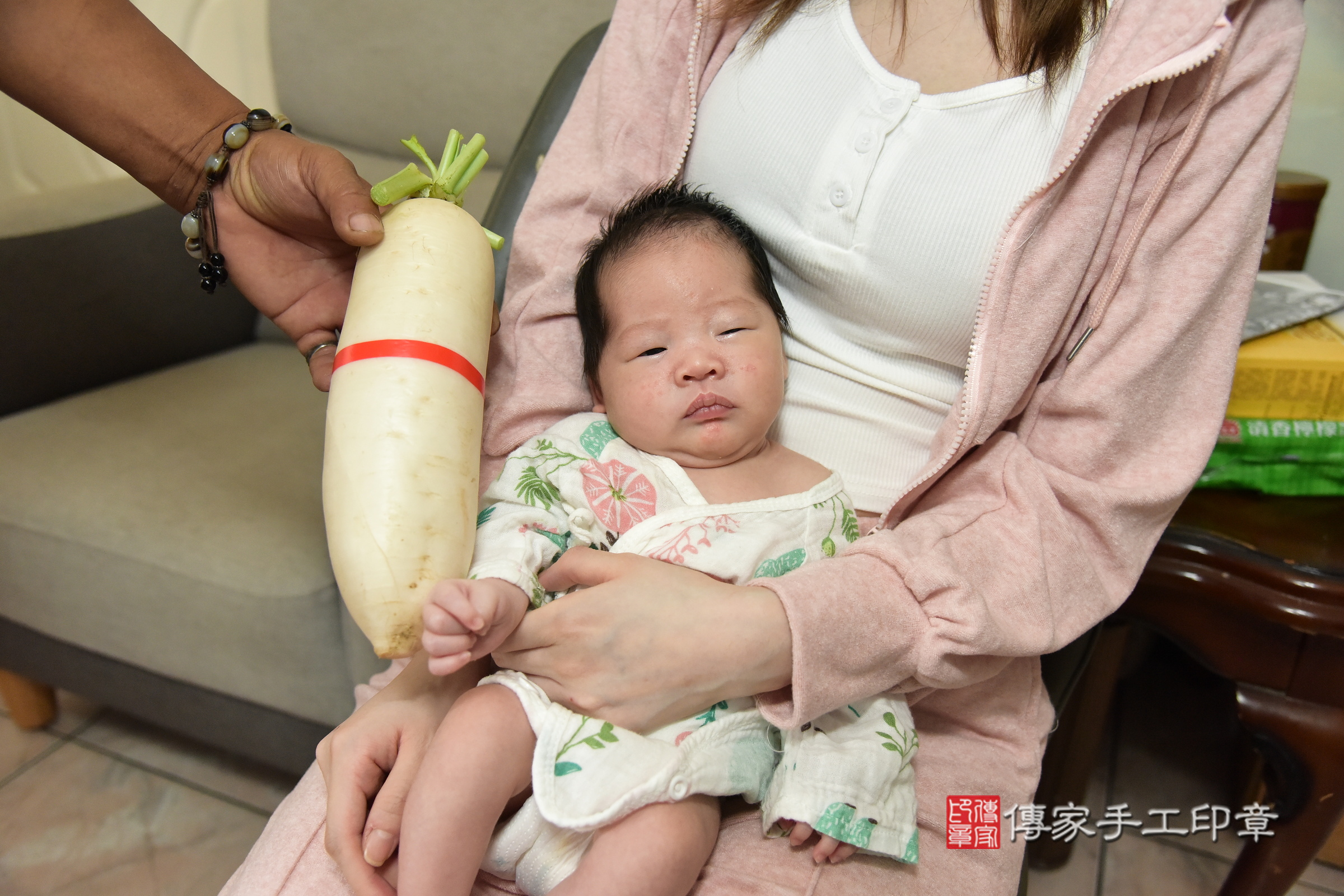 小郁寶寶(新北市板橋區到府嬰兒小郁寶寶滿月剃頭理髮、到府嬰兒剃胎毛儀式吉祥話)。到府剃頭剃胎毛主持、專業拍照、證書。★購買「臍帶章、肚臍章、胎毛筆刷印章」贈送：剃頭、收涎、抓周，三選一。2024.4.21，照片1