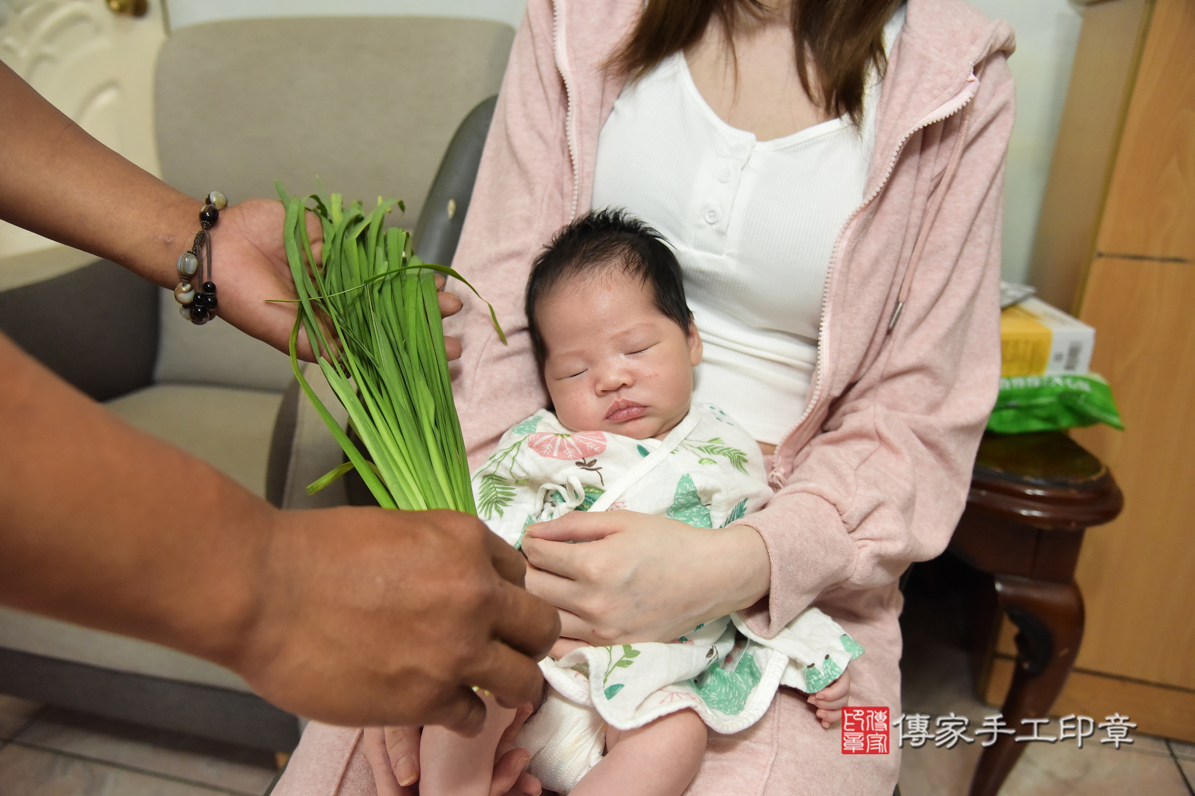 小郁寶寶(新北市板橋區到府嬰兒小郁寶寶滿月剃頭理髮、到府嬰兒剃胎毛儀式吉祥話)。到府剃頭剃胎毛主持、專業拍照、證書。★購買「臍帶章、肚臍章、胎毛筆刷印章」贈送：剃頭、收涎、抓周，三選一。2024.4.21，照片7