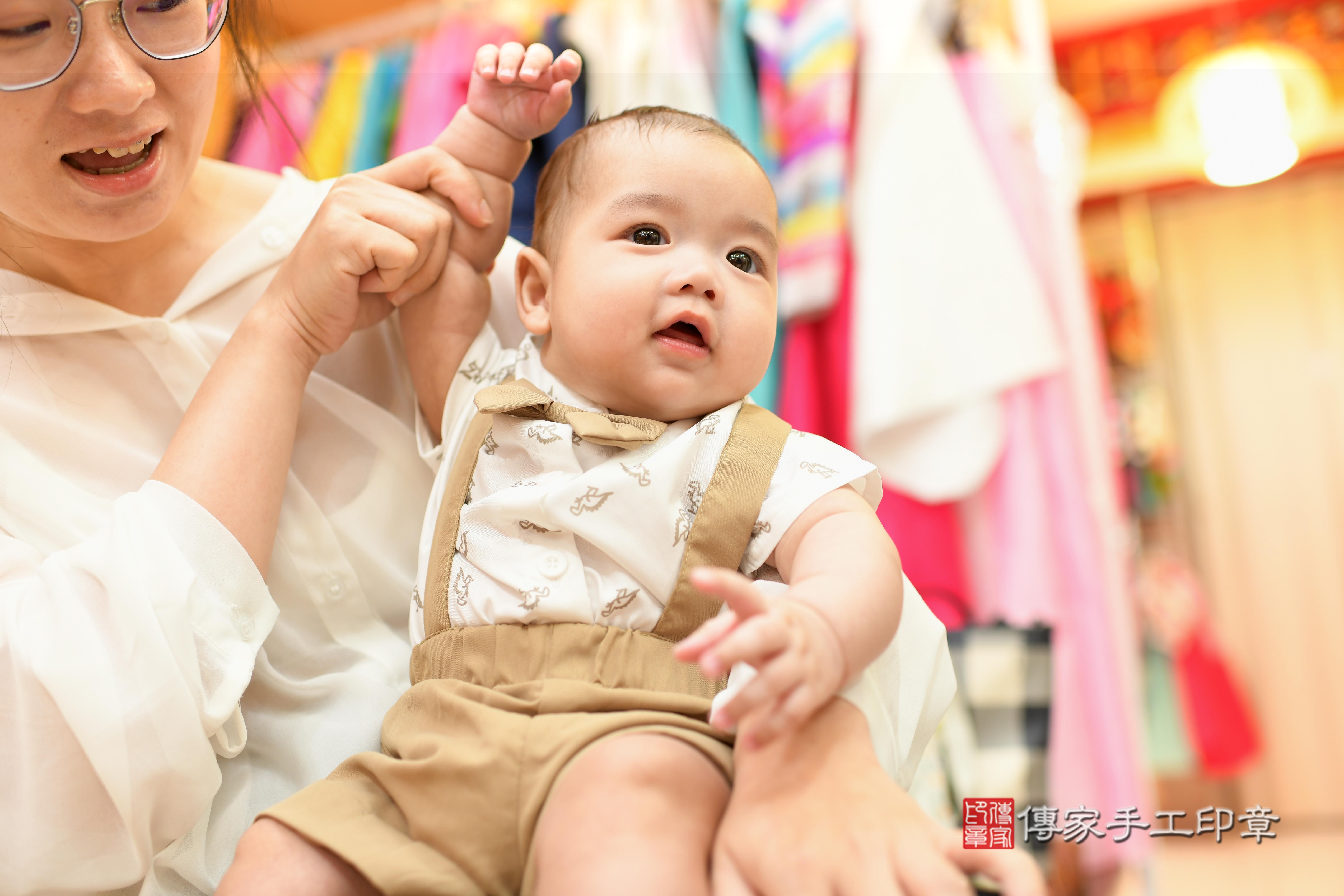 傳家手工印章台南店、抓周、度脺、中國風會場、傳家嬰兒古禮、吉祥話、抓周道具物品24種、拍照。抓周證書。寶寶抓周、滿周歲、生日快樂、祝福