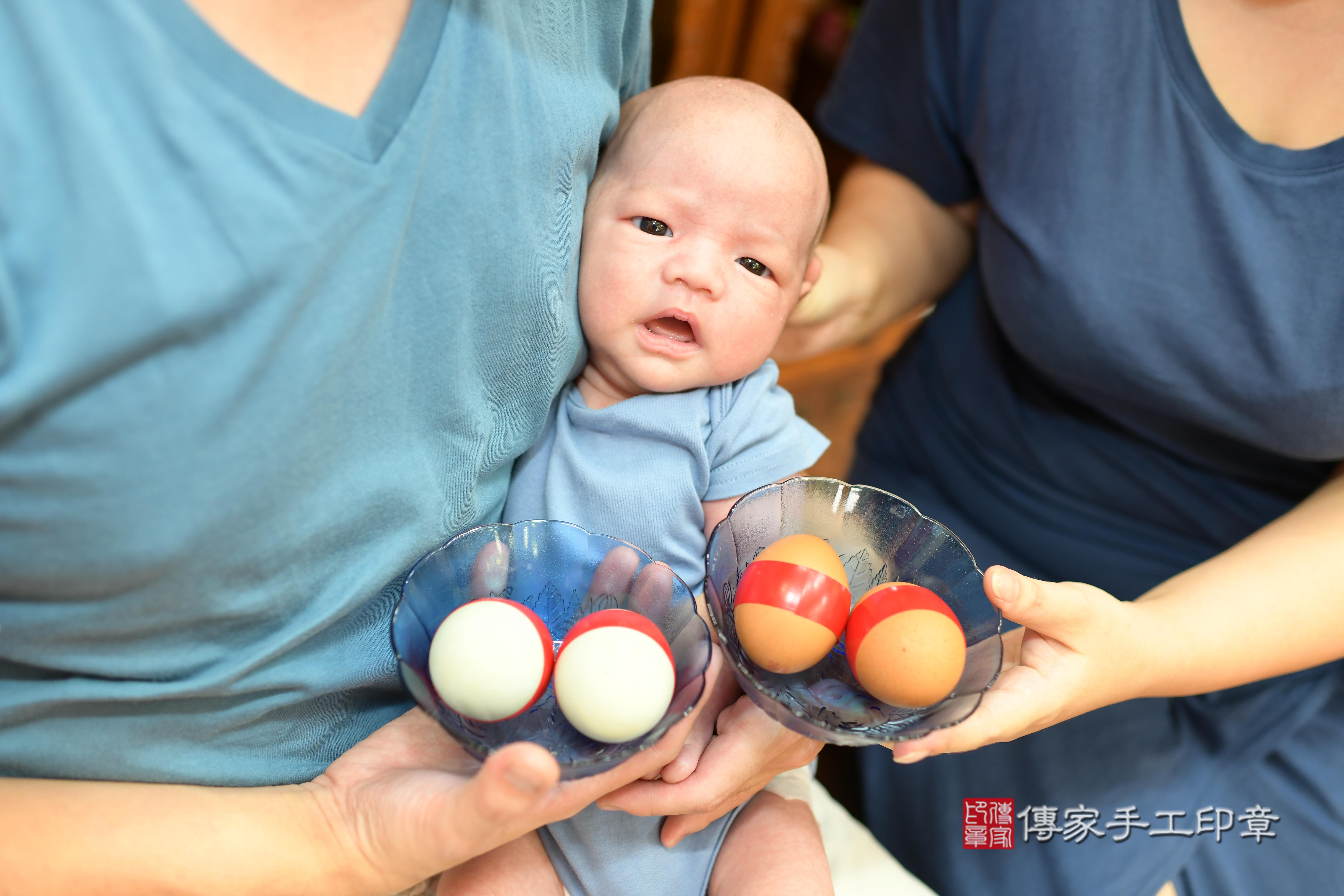 傳家手工印章台南店、抓周、度脺、中國風會場、傳家嬰兒古禮、吉祥話、抓周道具物品24種、拍照。抓周證書。寶寶抓周、滿周歲、生日快樂、祝福