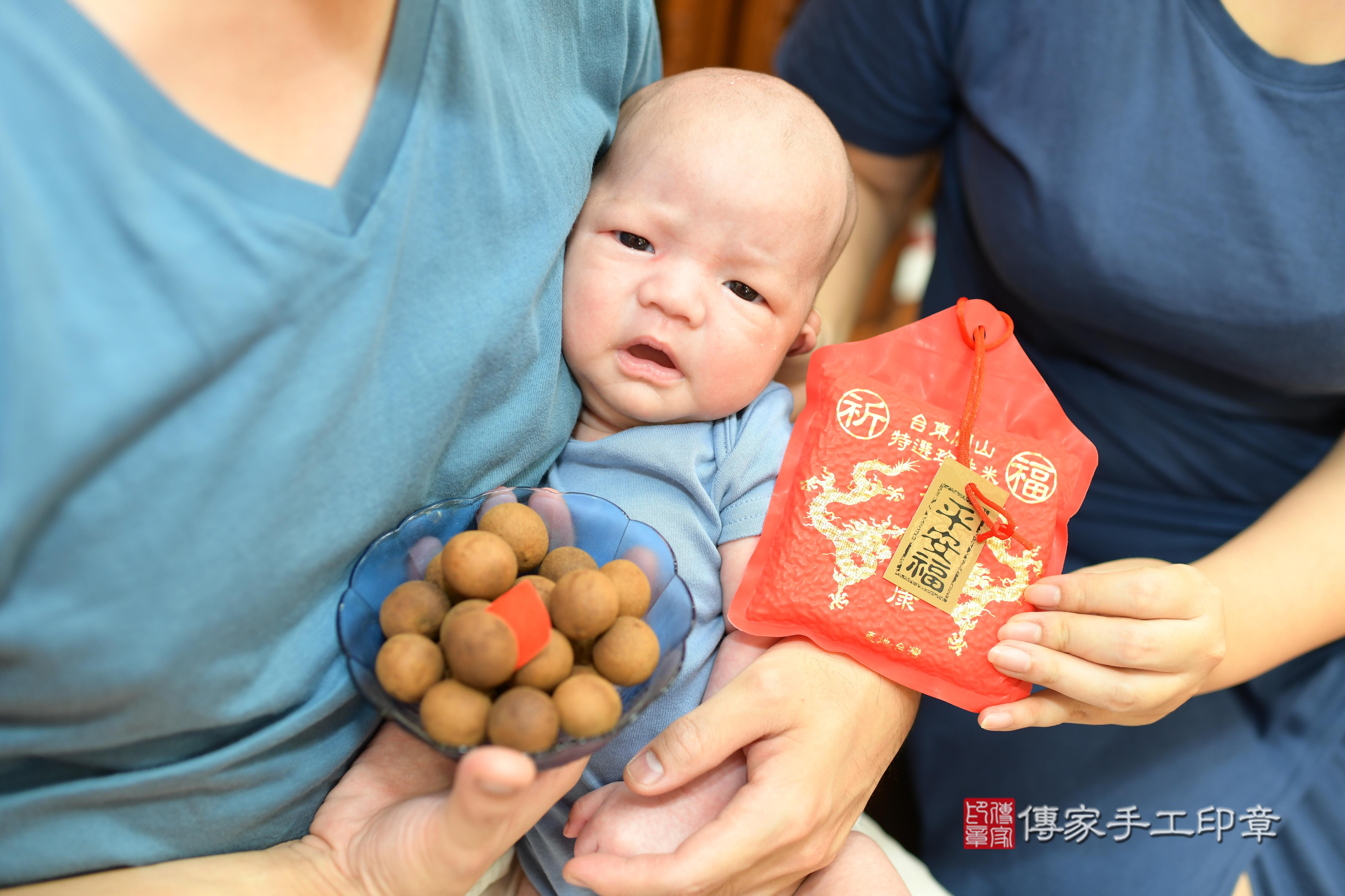 傳家手工印章台南店、抓周、度脺、中國風會場、傳家嬰兒古禮、吉祥話、抓周道具物品24種、拍照。抓周證書。寶寶抓周、滿周歲、生日快樂、祝福