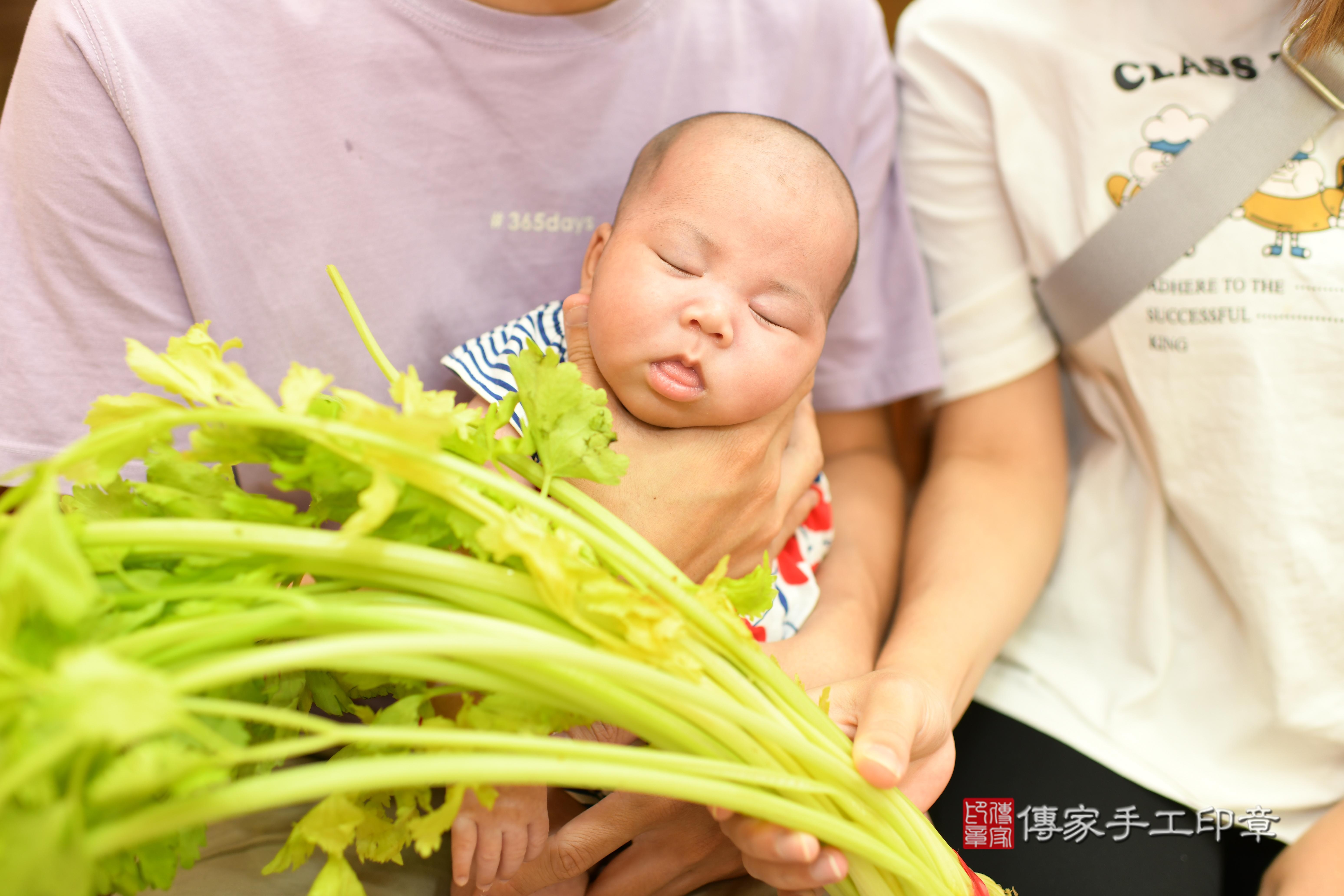 傳家手工印章台南店、抓周、度脺、中國風會場、傳家嬰兒古禮、吉祥話、抓周道具物品24種、拍照。抓周證書。寶寶抓周、滿周歲、生日快樂、祝福