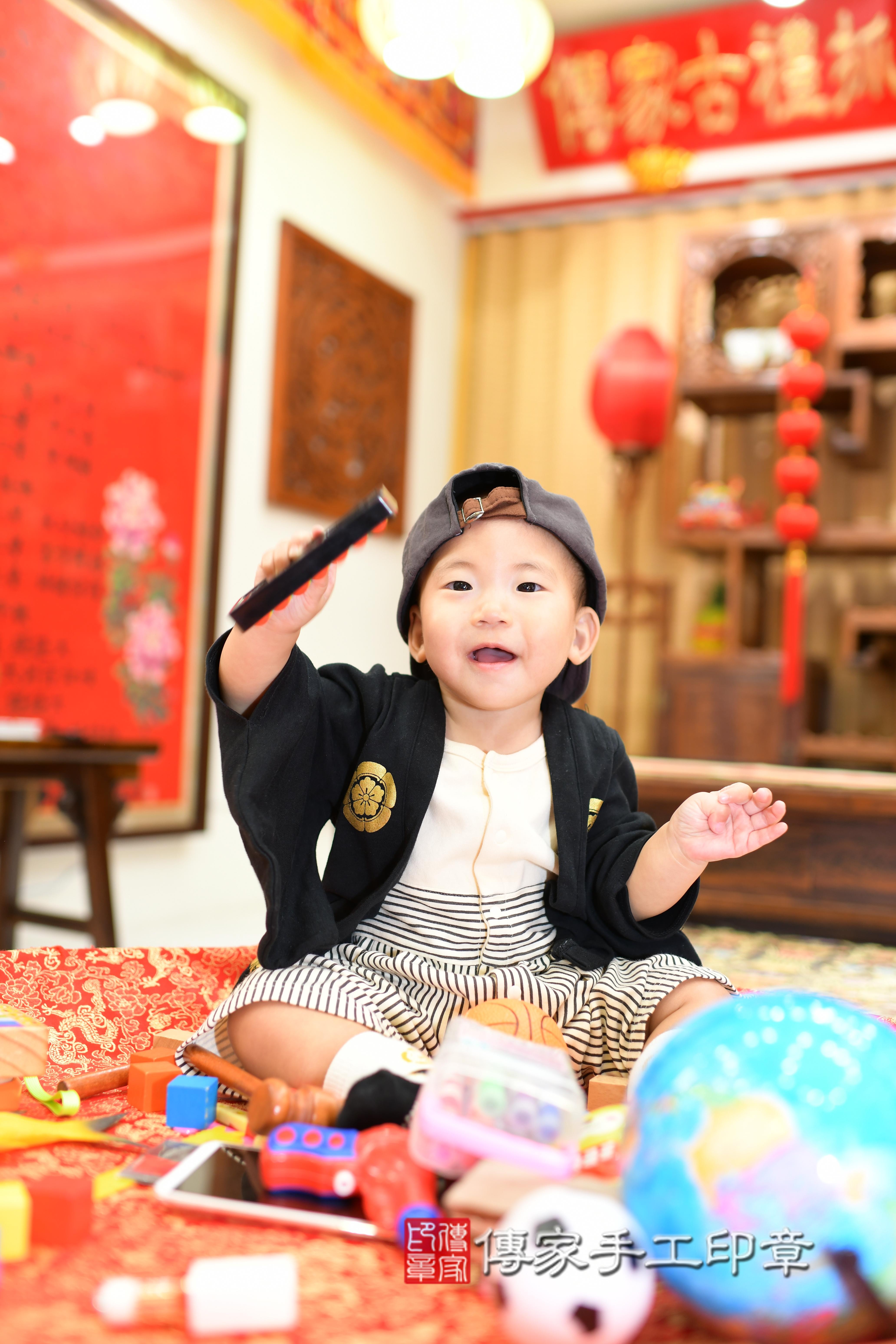 傳家手工印章台南店、抓周、度脺、中國風會場、傳家嬰兒古禮、吉祥話、抓周道具物品24種、拍照。抓周證書。寶寶抓周、滿周歲、生日快樂、祝福