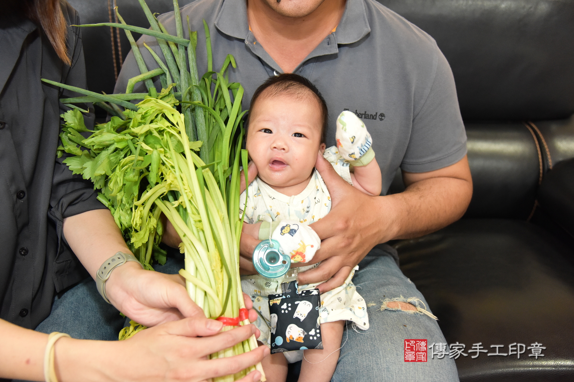 祐祐寶寶(新北市土城區到府嬰兒祐祐寶寶滿月剃頭理髮、到府嬰兒剃胎毛儀式吉祥話)。到府剃頭剃胎毛主持、專業拍照、證書。★購買「臍帶章、肚臍章、胎毛筆刷印章」贈送：剃頭、收涎、抓周，三選一。2024.4.12，照片6