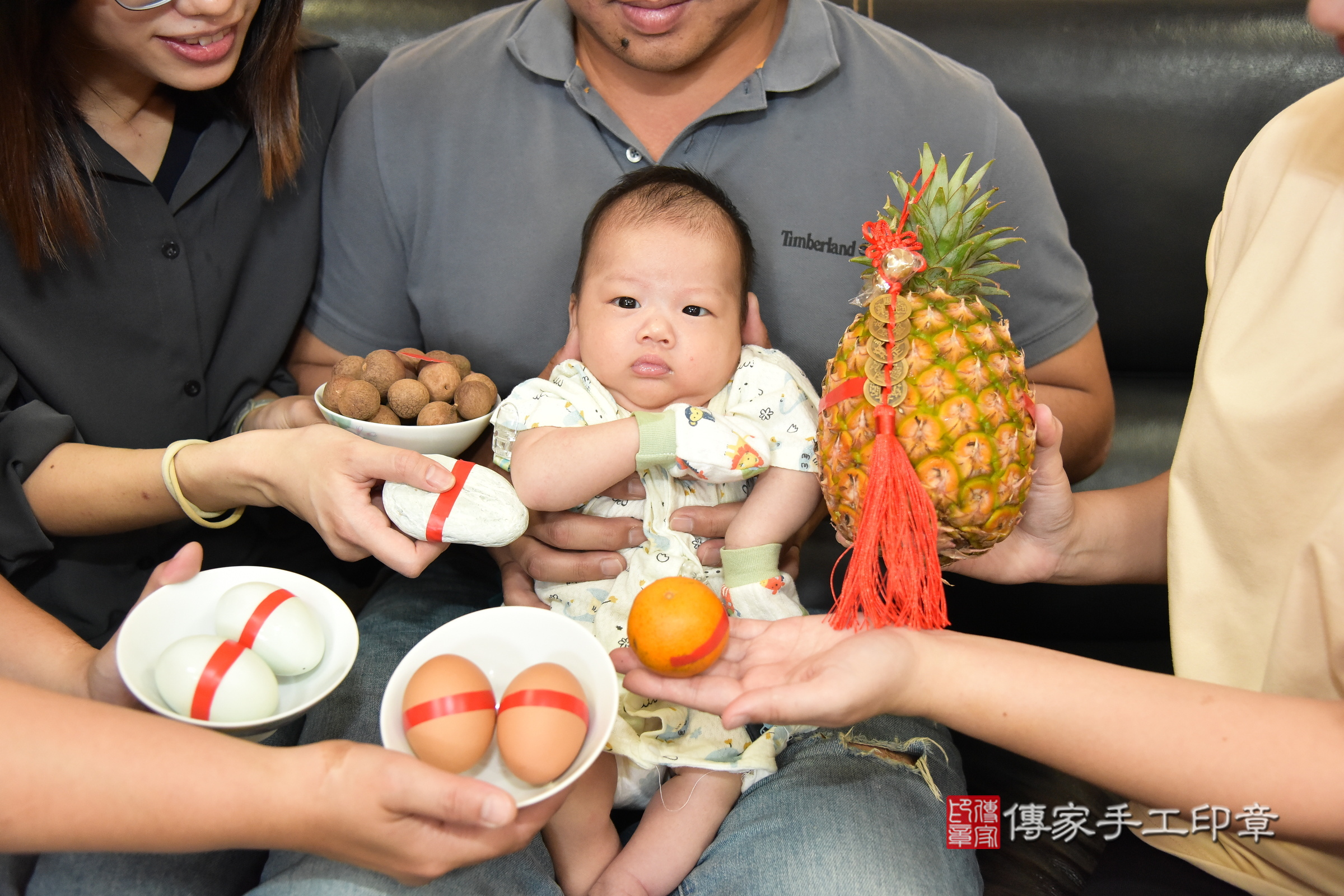 祐祐寶寶(新北市土城區到府嬰兒祐祐寶寶滿月剃頭理髮、到府嬰兒剃胎毛儀式吉祥話)。到府剃頭剃胎毛主持、專業拍照、證書。★購買「臍帶章、肚臍章、胎毛筆刷印章」贈送：剃頭、收涎、抓周，三選一。2024.4.12，照片8