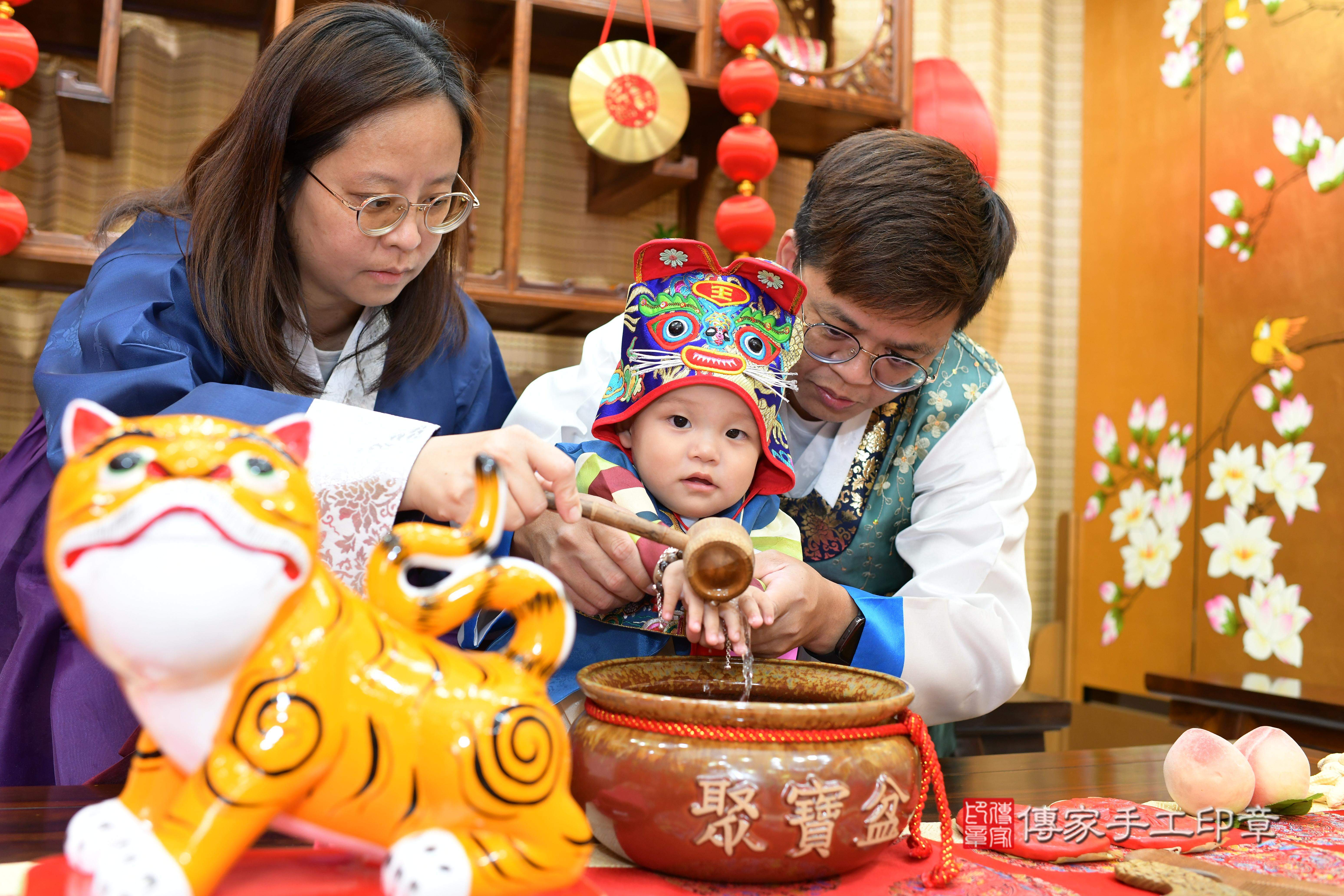 傳家手工印章台南店、抓周、度脺、中國風會場、傳家嬰兒古禮、吉祥話、抓周道具物品24種、拍照。抓周證書。寶寶抓周、滿周歲、生日快樂、祝福