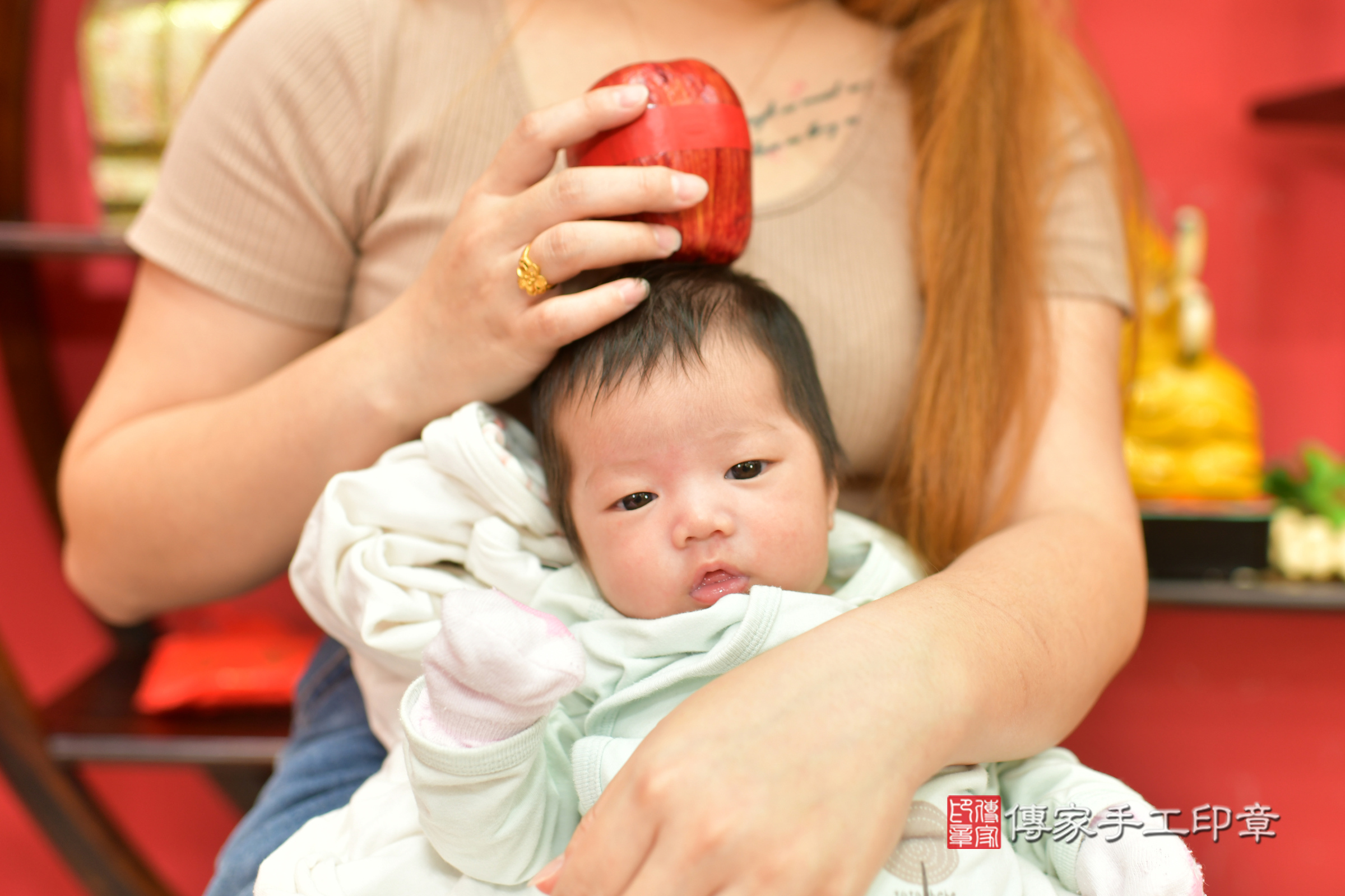 瑄瑄寶寶(台中市北區嬰兒寶寶滿月剃頭理髮、嬰兒剃胎毛儀式吉祥話)。中國風會場，爸媽寶貝穿「日中韓」古裝禮服。專業拍照、證書。★購買「臍帶章、肚臍章、胎毛筆刷印章」贈送：剃頭、收涎、抓周，三選一。2024.4.23，照片1