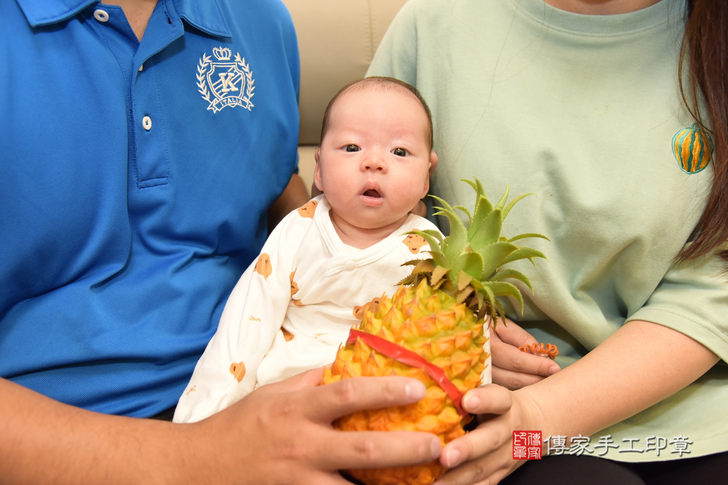 小嫻寶寶(新北市土城區到府嬰兒小嫻寶寶滿月剃頭理髮、到府嬰兒剃胎毛儀式吉祥話)。到府剃頭剃胎毛主持、專業拍照、證書。★購買「臍帶章、肚臍章、胎毛筆刷印章」贈送：剃頭、收涎、抓周，三選一。2024.5.5，照片11