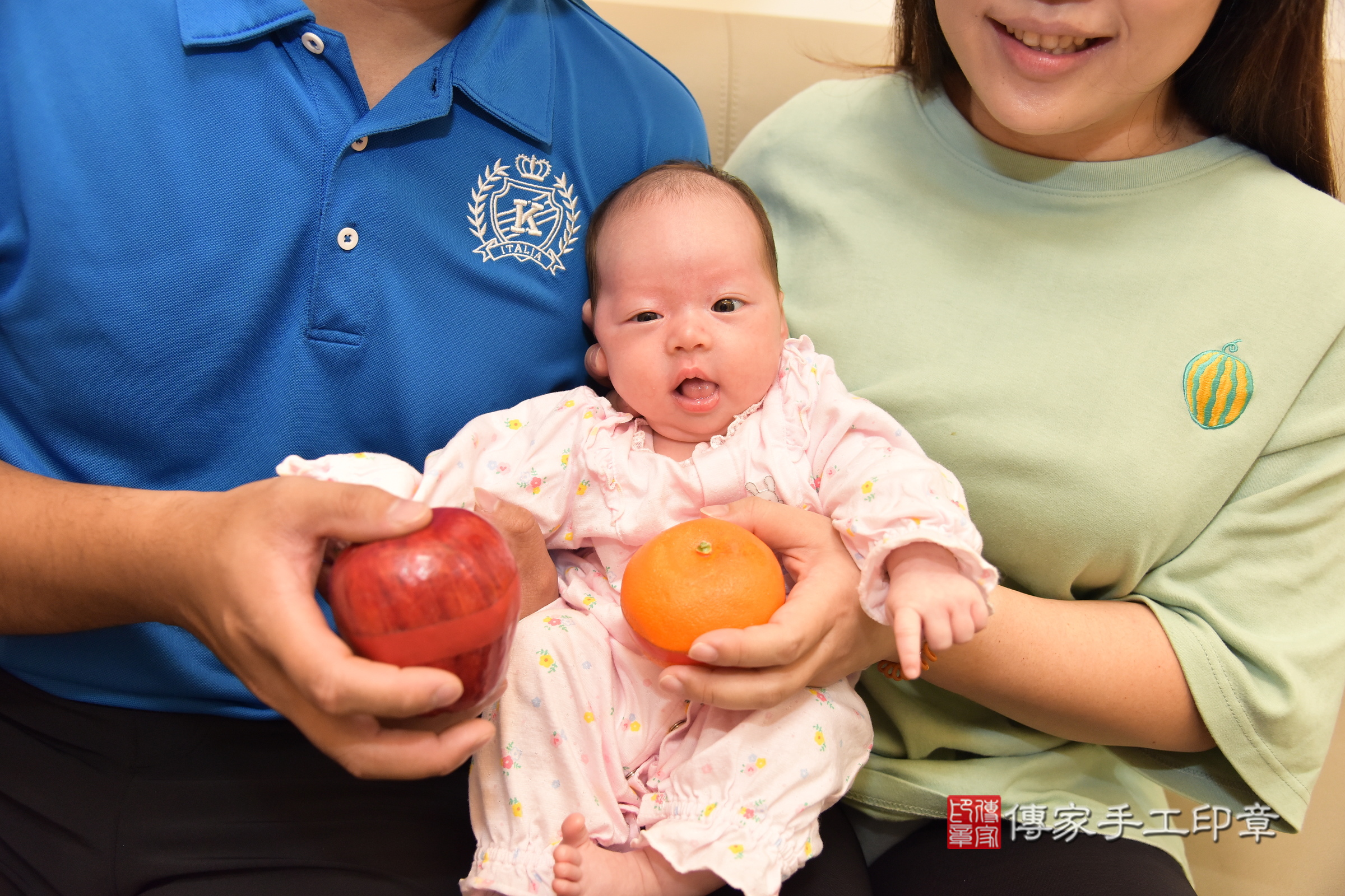 小嫻寶寶(新北市土城區到府嬰兒小嫻寶寶滿月剃頭理髮、到府嬰兒剃胎毛儀式吉祥話)。到府剃頭剃胎毛主持、專業拍照、證書。★購買「臍帶章、肚臍章、胎毛筆刷印章」贈送：剃頭、收涎、抓周，三選一。2024.5.5，照片6