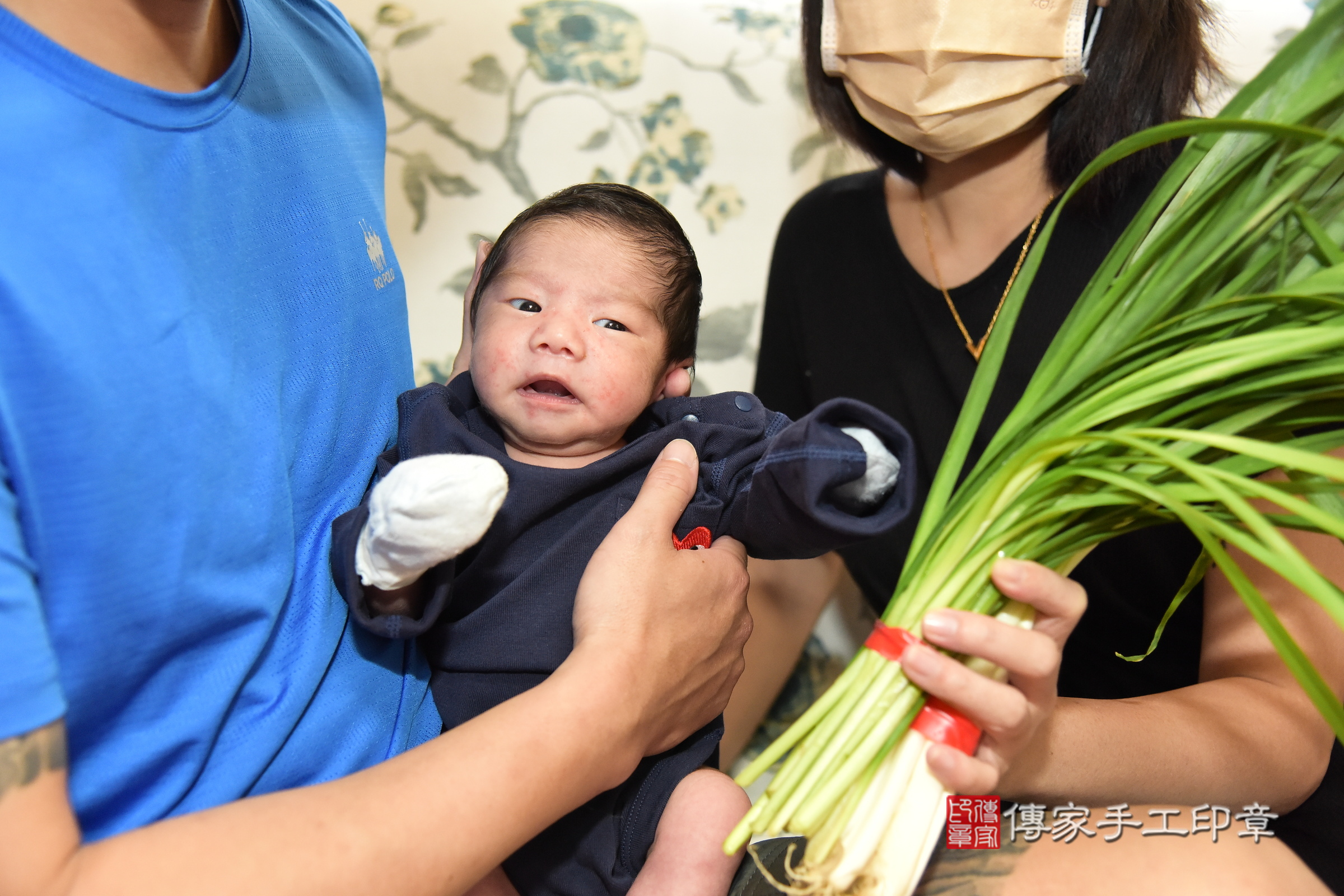 小宸寶寶(新北市板橋區到府嬰兒小宸寶寶滿月剃頭理髮、到府嬰兒剃胎毛儀式吉祥話)。到府剃頭剃胎毛主持、專業拍照、證書。★購買「臍帶章、肚臍章、胎毛筆刷印章」贈送：剃頭、收涎、抓周，三選一。2024.5.10，照片10