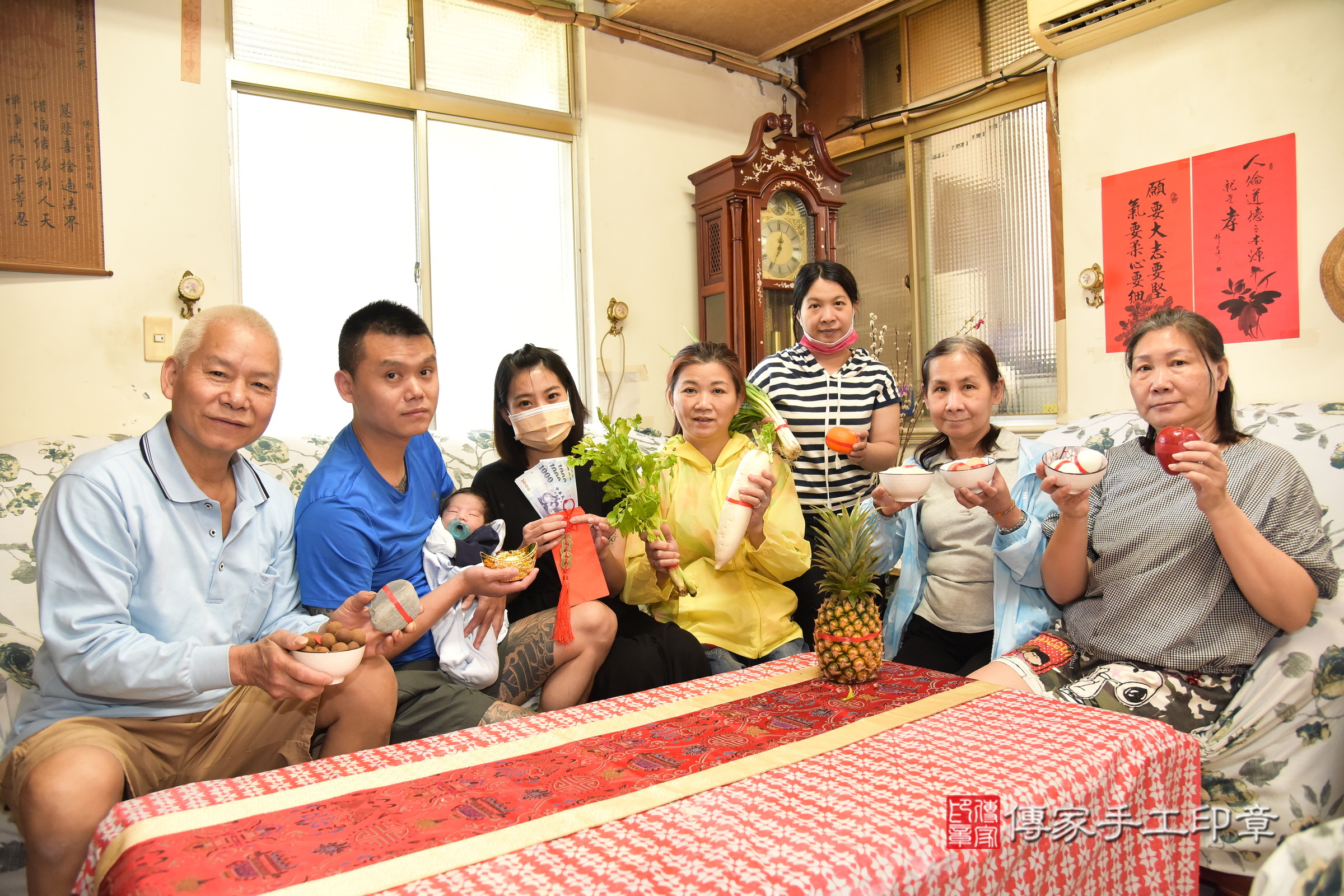 小宸寶寶(新北市板橋區到府嬰兒小宸寶寶滿月剃頭理髮、到府嬰兒剃胎毛儀式吉祥話)。到府剃頭剃胎毛主持、專業拍照、證書。★購買「臍帶章、肚臍章、胎毛筆刷印章」贈送：剃頭、收涎、抓周，三選一。2024.5.10，照片16