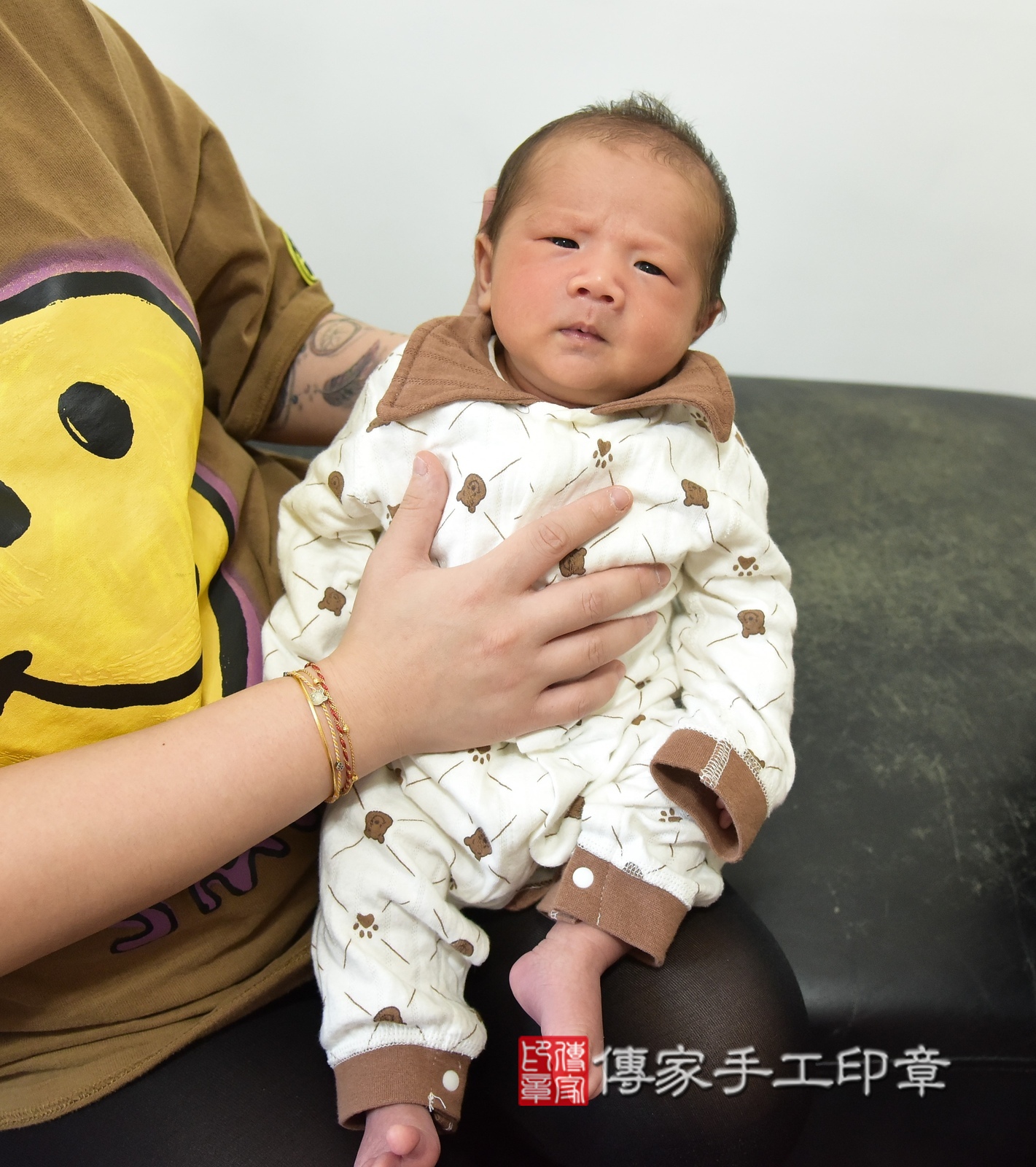 諺諺寶寶(新北市汐止區到府嬰兒諺諺寶寶滿月剃頭理髮、到府嬰兒剃胎毛儀式吉祥話)。到府剃頭剃胎毛主持、專業拍照、證書。★購買「臍帶章、肚臍章、胎毛筆刷印章」贈送：剃頭、收涎、抓周，三選一。2024.5.16，照片2