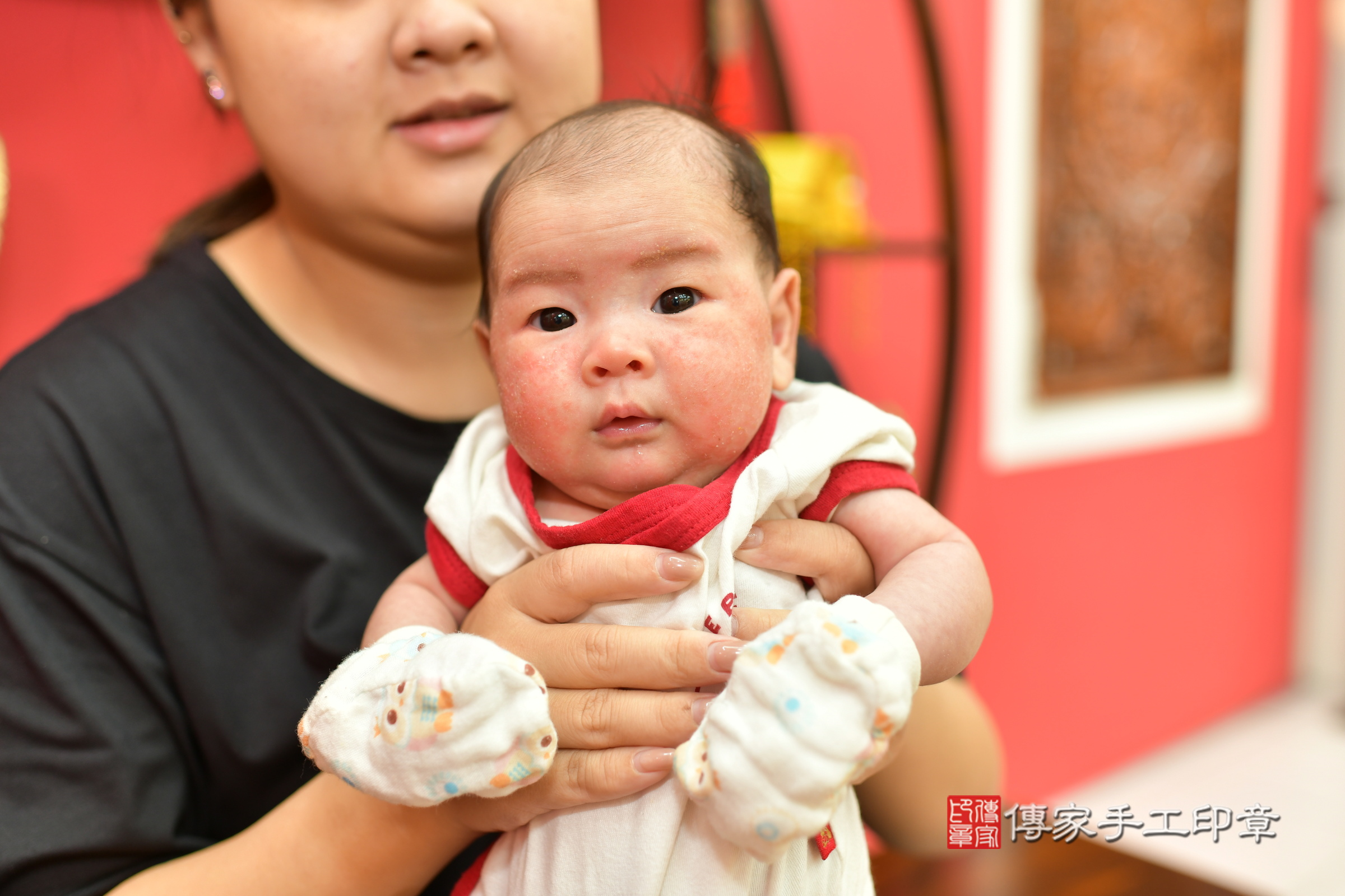 霏霏寶寶(台中市北區嬰兒寶寶滿月剃頭理髮、嬰兒剃胎毛儀式吉祥話)。中國風會場，爸媽寶貝穿「日中韓」古裝禮服。專業拍照、證書。★購買「臍帶章、肚臍章、胎毛筆刷印章」贈送：剃頭、收涎、抓周，三選一。2024.3.24，照片1