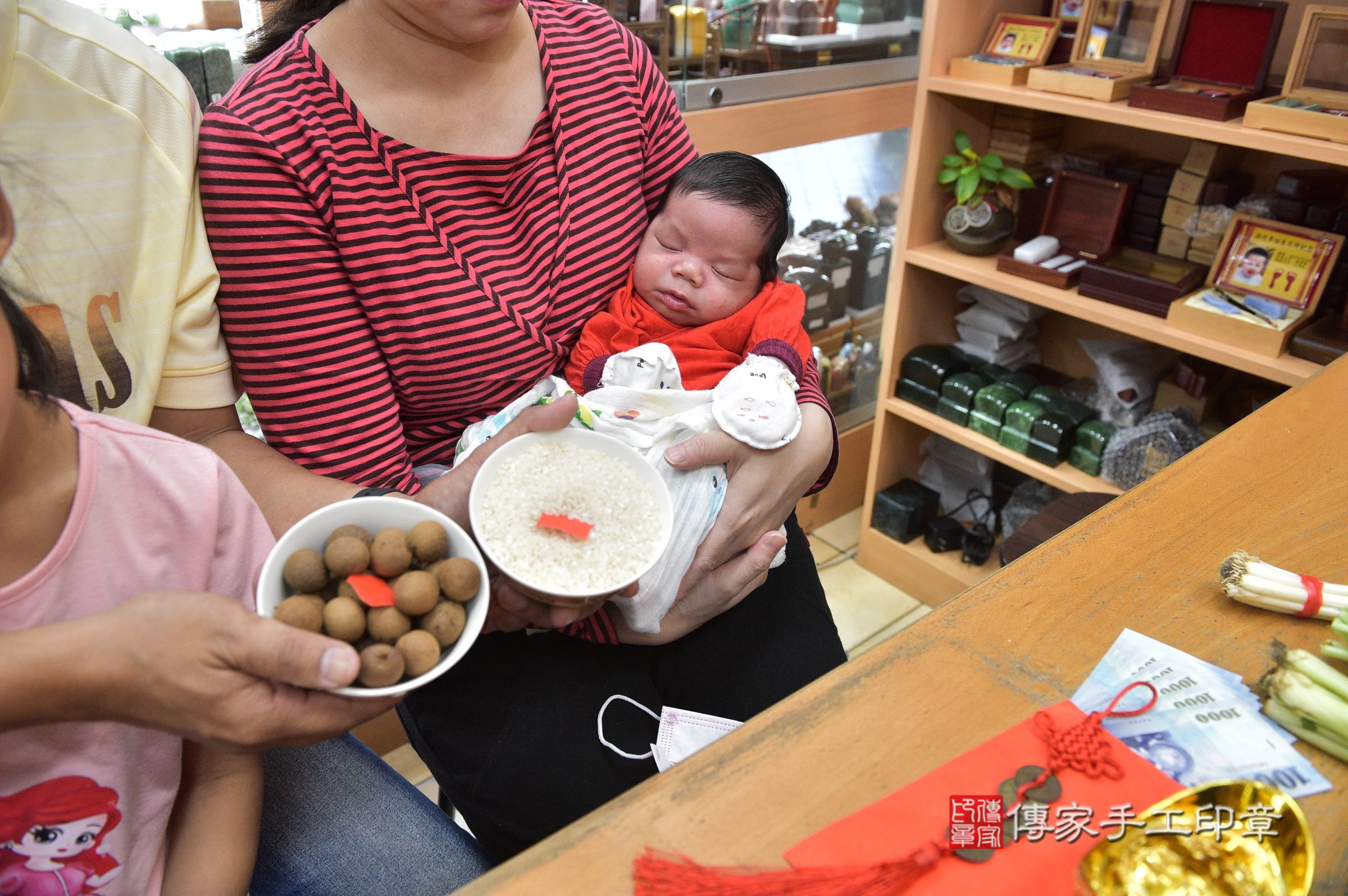 小睿寶寶(新北市永和區嬰兒寶寶滿月剃頭理髮、嬰兒剃胎毛儀式吉祥話)。中國風會場，爸媽寶貝穿「日中韓」古裝禮服。專業拍照、證書。★購買「臍帶章、肚臍章、胎毛筆刷印章」贈送：剃頭、收涎、抓周，三選一。2024.5.18，照片2