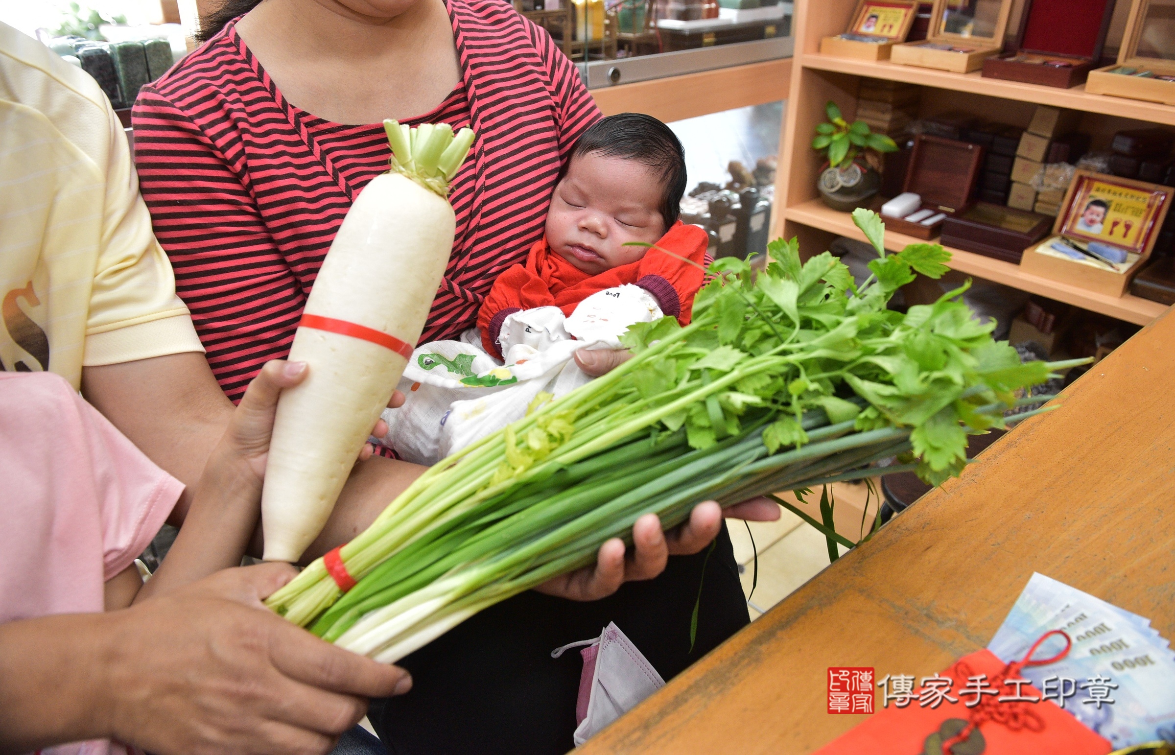 小睿寶寶(新北市永和區嬰兒寶寶滿月剃頭理髮、嬰兒剃胎毛儀式吉祥話)。中國風會場，爸媽寶貝穿「日中韓」古裝禮服。專業拍照、證書。★購買「臍帶章、肚臍章、胎毛筆刷印章」贈送：剃頭、收涎、抓周，三選一。2024.5.18，照片4