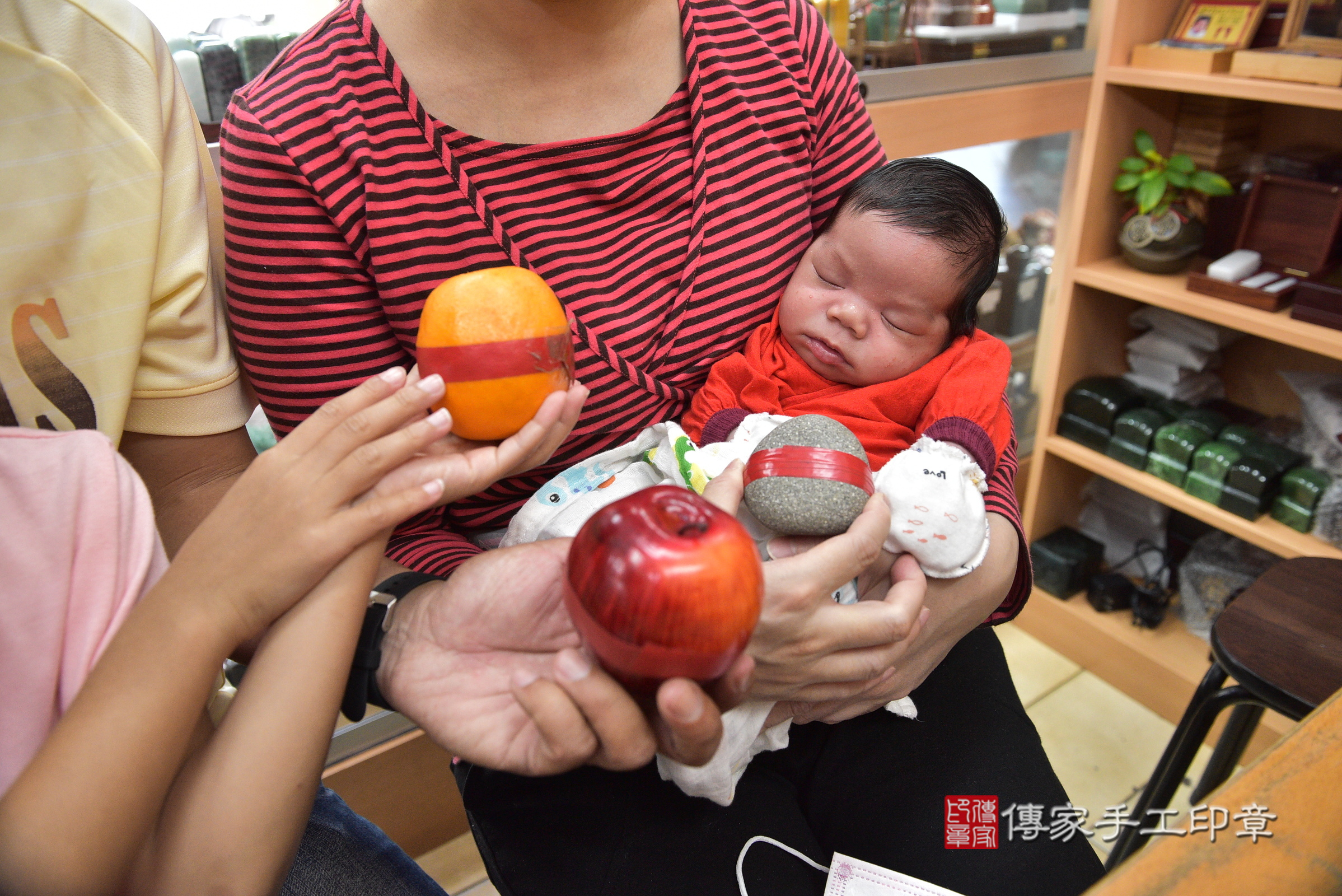 小睿寶寶(新北市永和區嬰兒寶寶滿月剃頭理髮、嬰兒剃胎毛儀式吉祥話)。中國風會場，爸媽寶貝穿「日中韓」古裝禮服。專業拍照、證書。★購買「臍帶章、肚臍章、胎毛筆刷印章」贈送：剃頭、收涎、抓周，三選一。2024.5.18，照片3