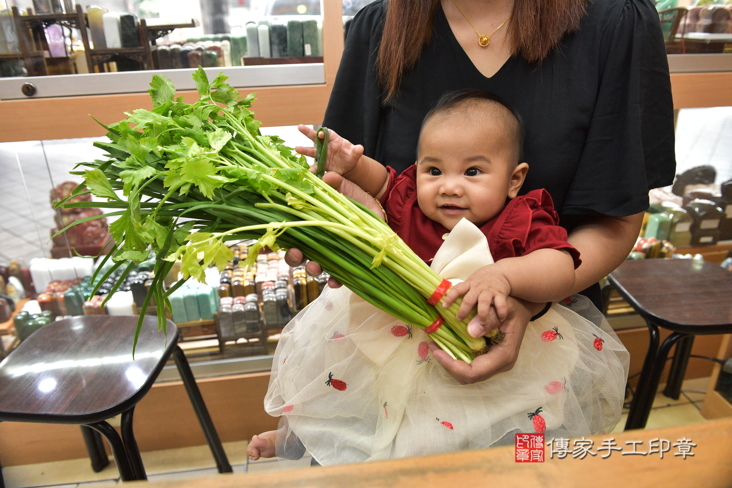 小希寶寶(新北市永和區嬰兒寶寶滿月剃頭理髮、嬰兒剃胎毛儀式吉祥話)。中國風會場，爸媽寶貝穿「日中韓」古裝禮服。專業拍照、證書。★購買「臍帶章、肚臍章、胎毛筆刷印章」贈送：剃頭、收涎、抓周，三選一。2024.5.18，照片7