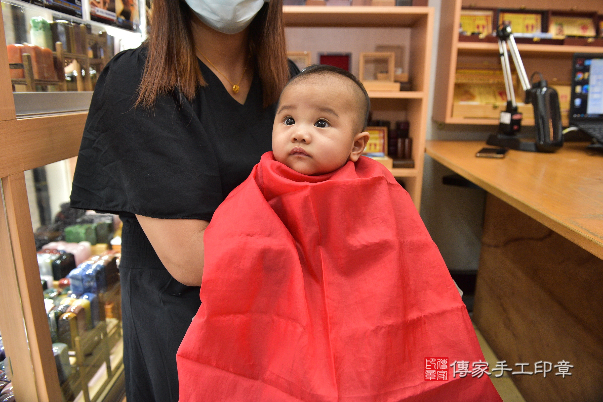 小希寶寶(新北市永和區嬰兒寶寶滿月剃頭理髮、嬰兒剃胎毛儀式吉祥話)。中國風會場，爸媽寶貝穿「日中韓」古裝禮服。專業拍照、證書。★購買「臍帶章、肚臍章、胎毛筆刷印章」贈送：剃頭、收涎、抓周，三選一。2024.5.18，照片9