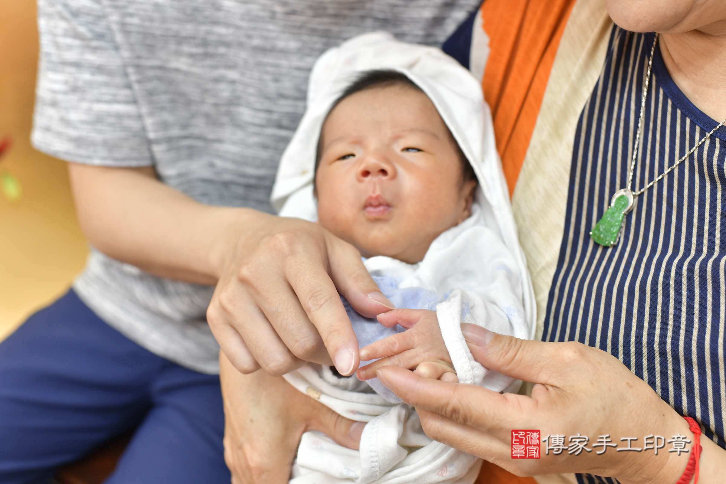 小至寶寶(新竹市香山區嬰兒寶寶滿月剃頭理髮、嬰兒剃胎毛儀式吉祥話)。中國風會場，爸媽寶貝穿「日中韓」古裝禮服。專業拍照、證書。★購買「臍帶章、肚臍章、胎毛筆刷印章」贈送：剃頭、收涎、抓周，三選一。2024.5.22，照片1