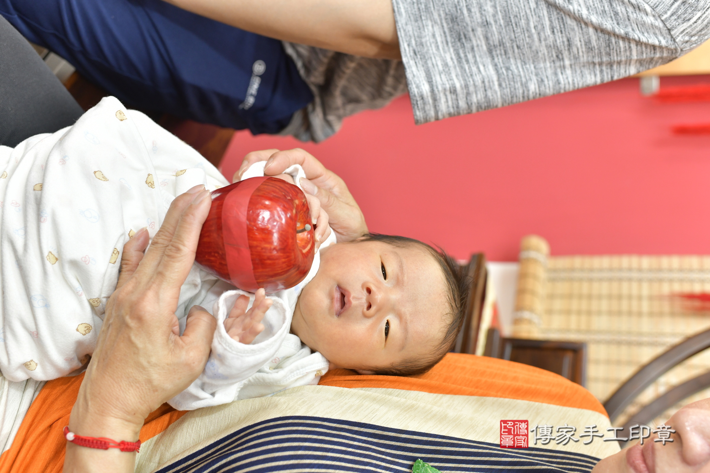 小至寶寶(新竹市香山區嬰兒寶寶滿月剃頭理髮、嬰兒剃胎毛儀式吉祥話)。中國風會場，爸媽寶貝穿「日中韓」古裝禮服。專業拍照、證書。★購買「臍帶章、肚臍章、胎毛筆刷印章」贈送：剃頭、收涎、抓周，三選一。2024.5.22，照片7