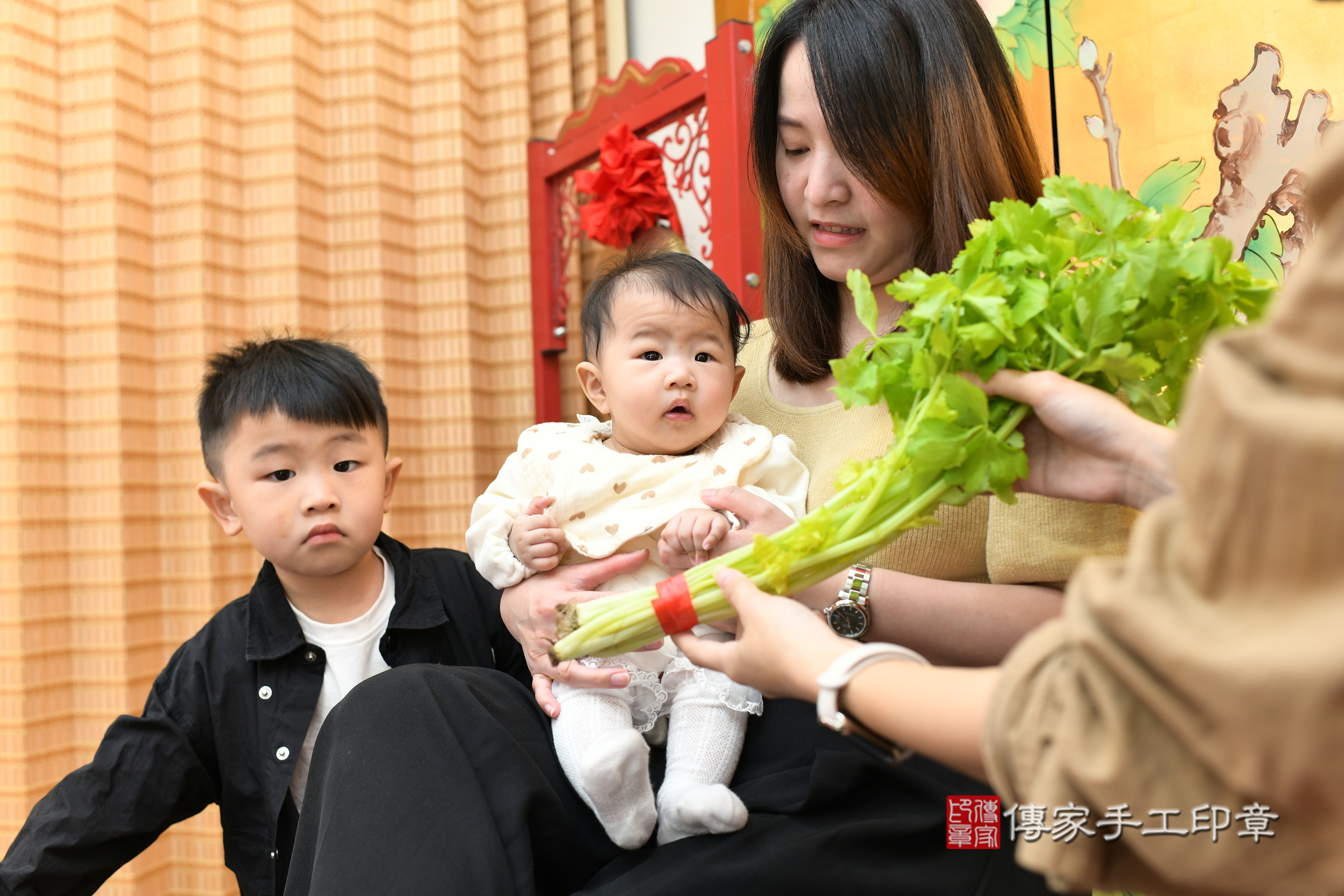 之之寶寶(台北市大同區嬰兒寶寶滿月剃頭理髮、嬰兒剃胎毛儀式吉祥話)。中國風會場，爸媽寶貝穿「日中韓」古裝禮服。專業拍照、證書。★購買「臍帶章、肚臍章、胎毛筆刷印章」贈送：剃頭、收涎、抓周，三選一。2024.2.18，照片18