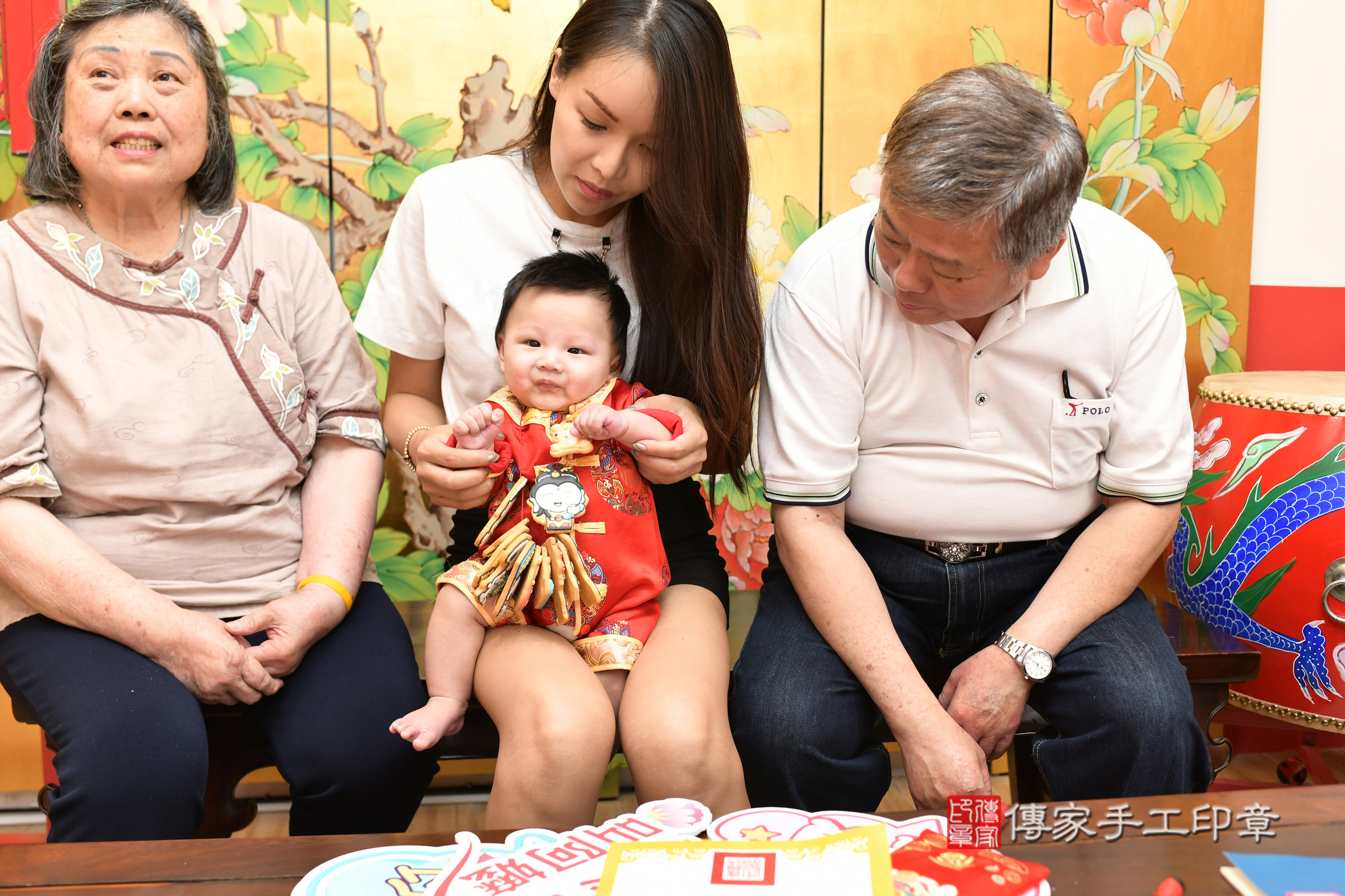 台北市大同區小廷寶寶收涎推薦：傳家台北店收涎中國風會場，嬰兒古禮收涎收口水流程儀式、收涎吉祥話、收涎餅乾、收涎拍照。收涎證書。2024.4.15，照片15