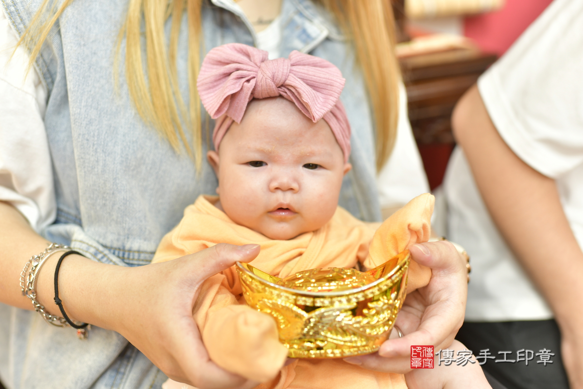 晴晴寶寶(新竹市香山區嬰兒寶寶滿月剃頭理髮、嬰兒剃胎毛儀式吉祥話)。中國風會場，爸媽寶貝穿「日中韓」古裝禮服。專業拍照、證書。★購買「臍帶章、肚臍章、胎毛筆刷印章」贈送：剃頭、收涎、抓周，三選一。2024.5.26，照片1