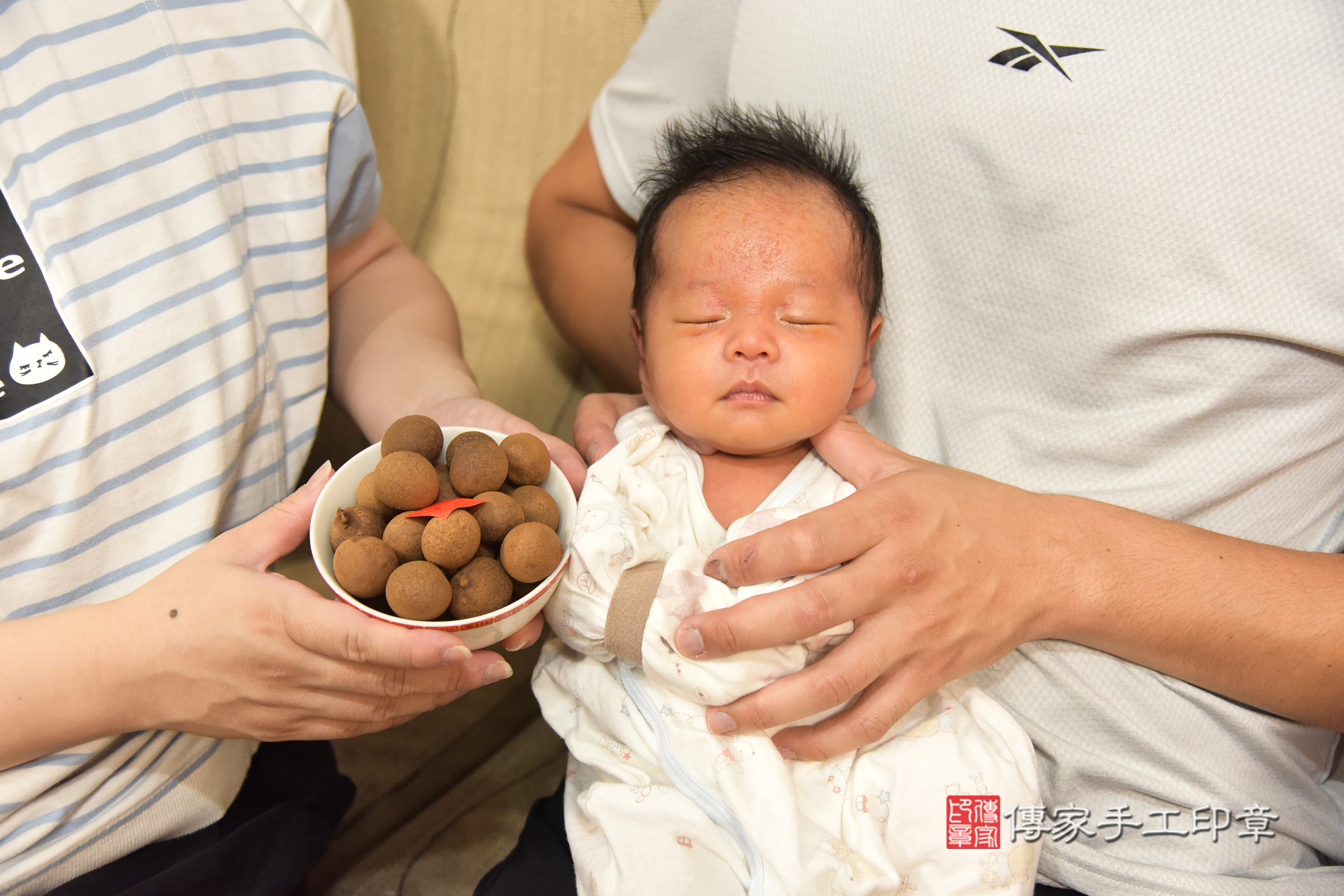 恩恩寶寶(台北市士林區到府嬰兒恩恩寶寶滿月剃頭理髮、到府嬰兒剃胎毛儀式吉祥話)。到府剃頭剃胎毛主持、專業拍照、證書。★購買「臍帶章、肚臍章、胎毛筆刷印章」贈送：剃頭、收涎、抓周，三選一。2024.5.18，照片12