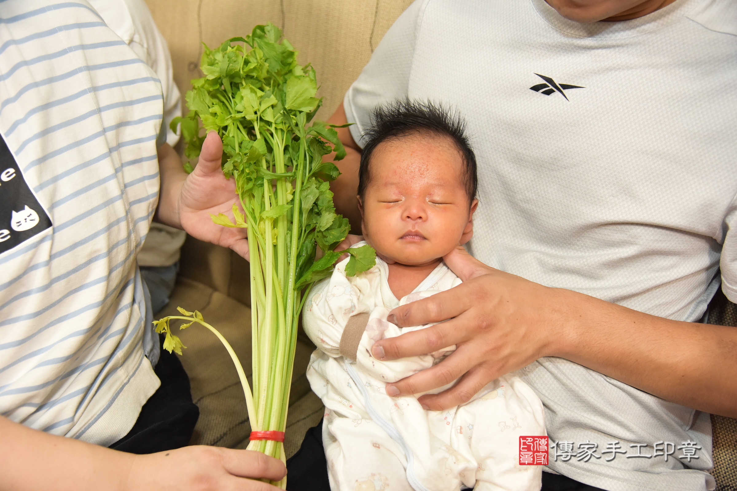 恩恩寶寶(台北市士林區到府嬰兒恩恩寶寶滿月剃頭理髮、到府嬰兒剃胎毛儀式吉祥話)。到府剃頭剃胎毛主持、專業拍照、證書。★購買「臍帶章、肚臍章、胎毛筆刷印章」贈送：剃頭、收涎、抓周，三選一。2024.5.18，照片11