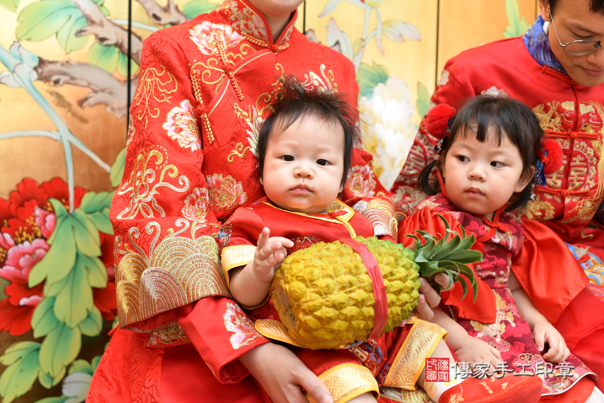 小勝寶寶(台北市大同區嬰兒寶寶滿月剃頭理髮、嬰兒剃胎毛儀式吉祥話)。中國風會場，爸媽寶貝穿「日中韓」古裝禮服。專業拍照、證書。★購買「臍帶章、肚臍章、胎毛筆刷印章」贈送：剃頭、收涎、抓周，三選一。2024.5.25，照片11