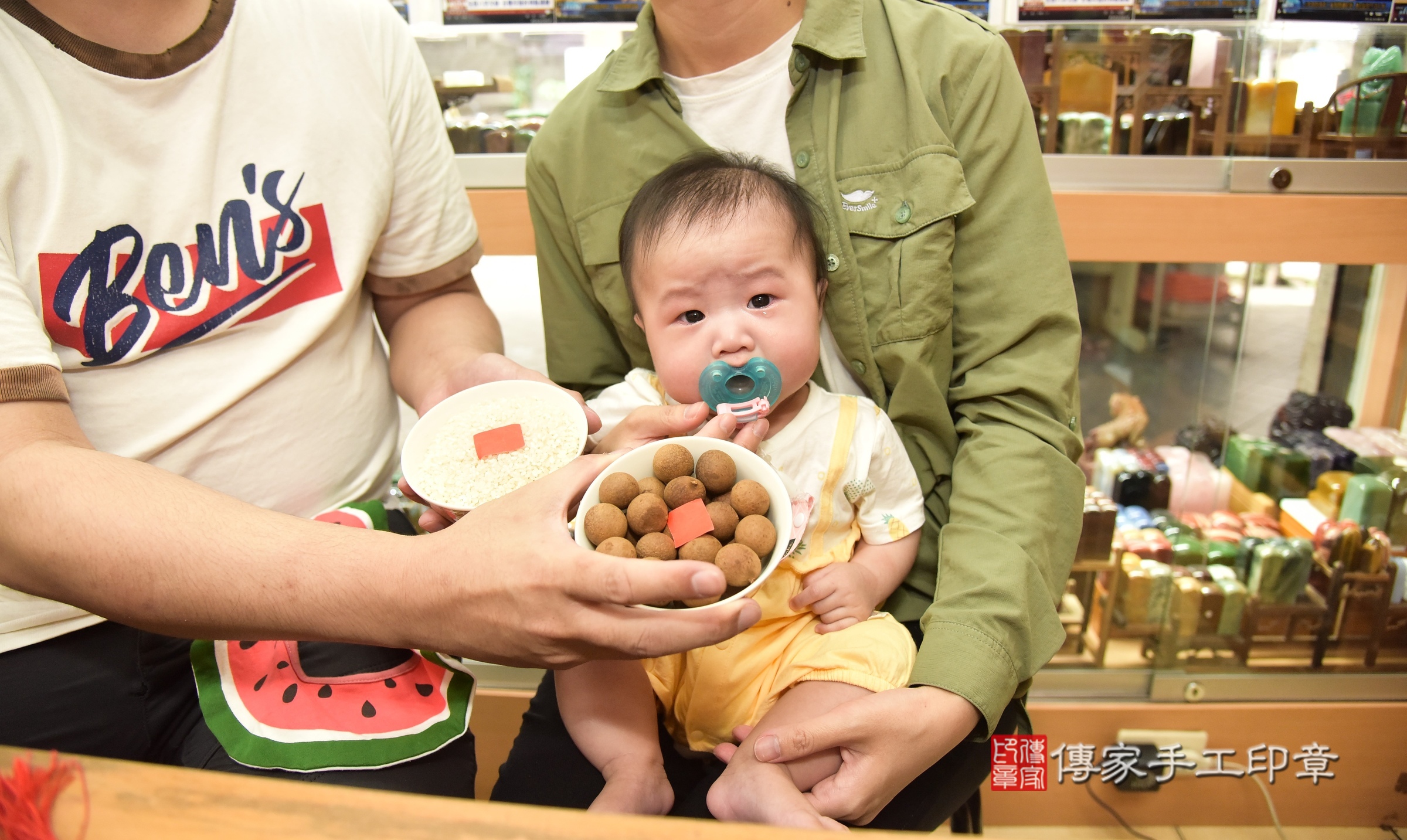 小緹寶寶(新北市永和區嬰兒寶寶滿月剃頭理髮、嬰兒剃胎毛儀式吉祥話)。中國風會場，爸媽寶貝穿「日中韓」古裝禮服。專業拍照、證書。★購買「臍帶章、肚臍章、胎毛筆刷印章」贈送：剃頭、收涎、抓周，三選一。2024.5.26，照片3