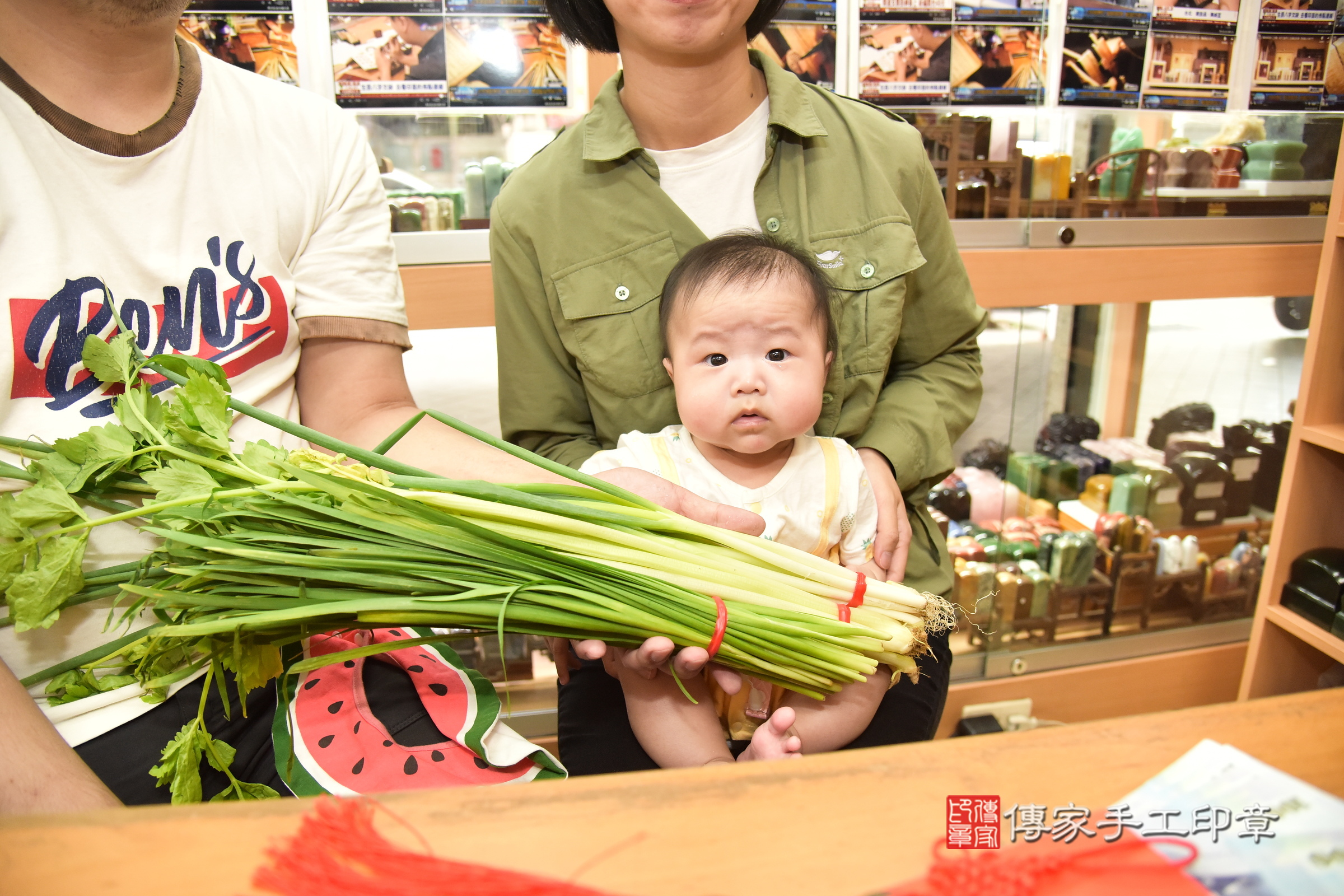 小緹寶寶(新北市永和區嬰兒寶寶滿月剃頭理髮、嬰兒剃胎毛儀式吉祥話)。中國風會場，爸媽寶貝穿「日中韓」古裝禮服。專業拍照、證書。★購買「臍帶章、肚臍章、胎毛筆刷印章」贈送：剃頭、收涎、抓周，三選一。2024.5.26，照片8