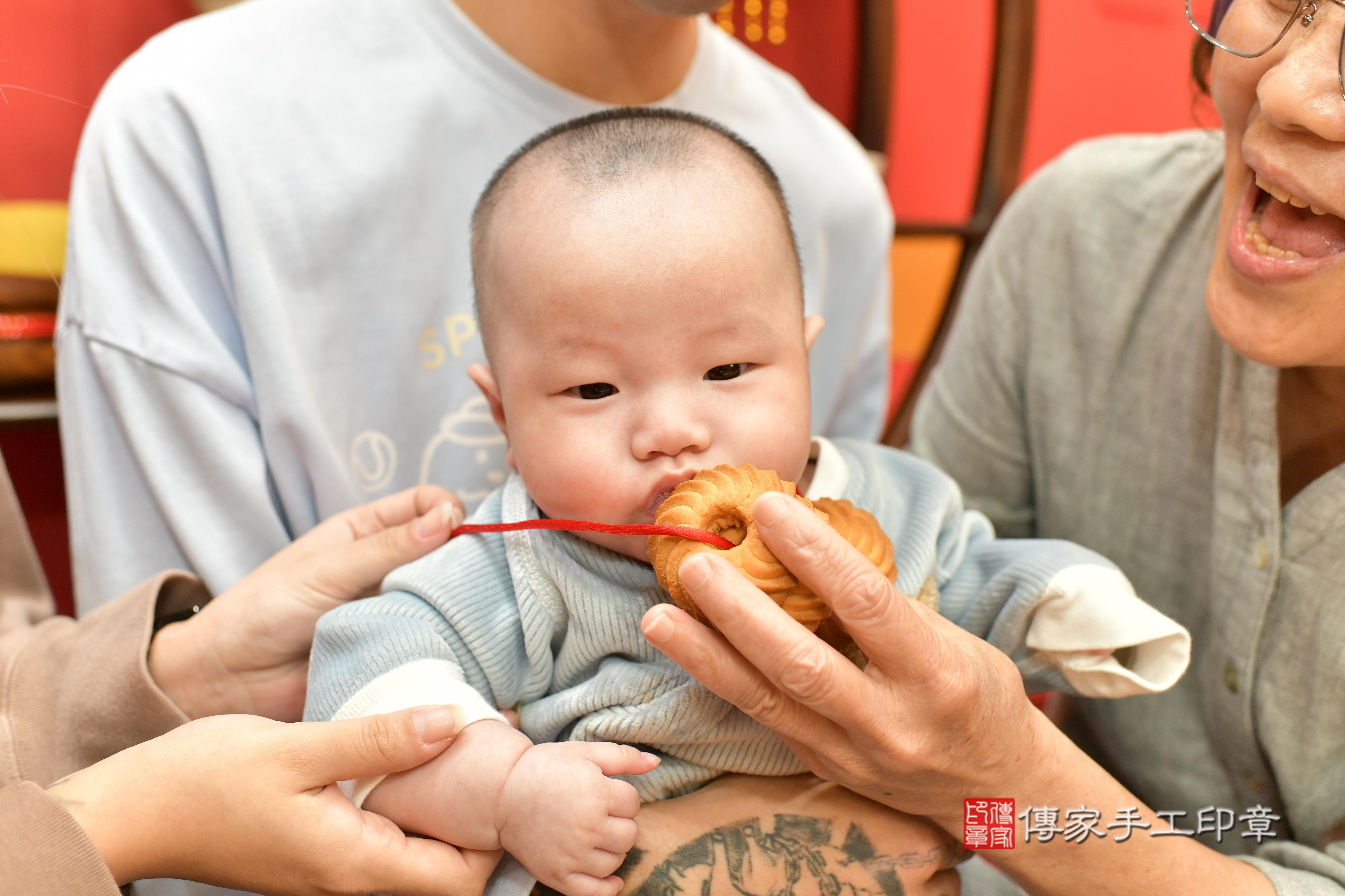 傳家手工印章桃園店、抓周、度脺、中國風會場、傳家嬰兒古禮、吉祥話、抓周道具物品24種、拍照。抓周證書。寶寶抓周、滿周歲、生日快樂、祝福