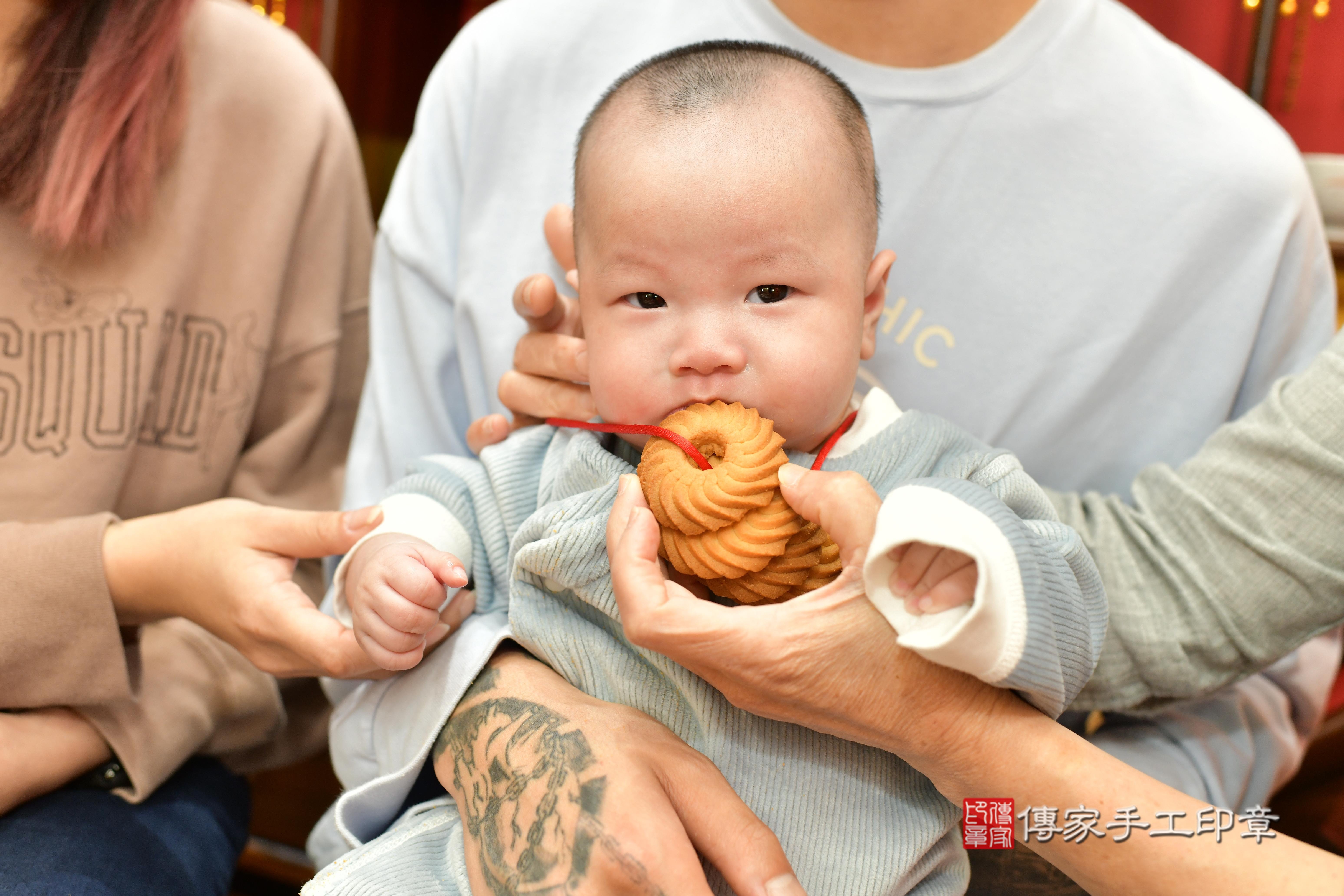 傳家手工印章桃園店、抓周、度脺、中國風會場、傳家嬰兒古禮、吉祥話、抓周道具物品24種、拍照。抓周證書。寶寶抓周、滿周歲、生日快樂、祝福