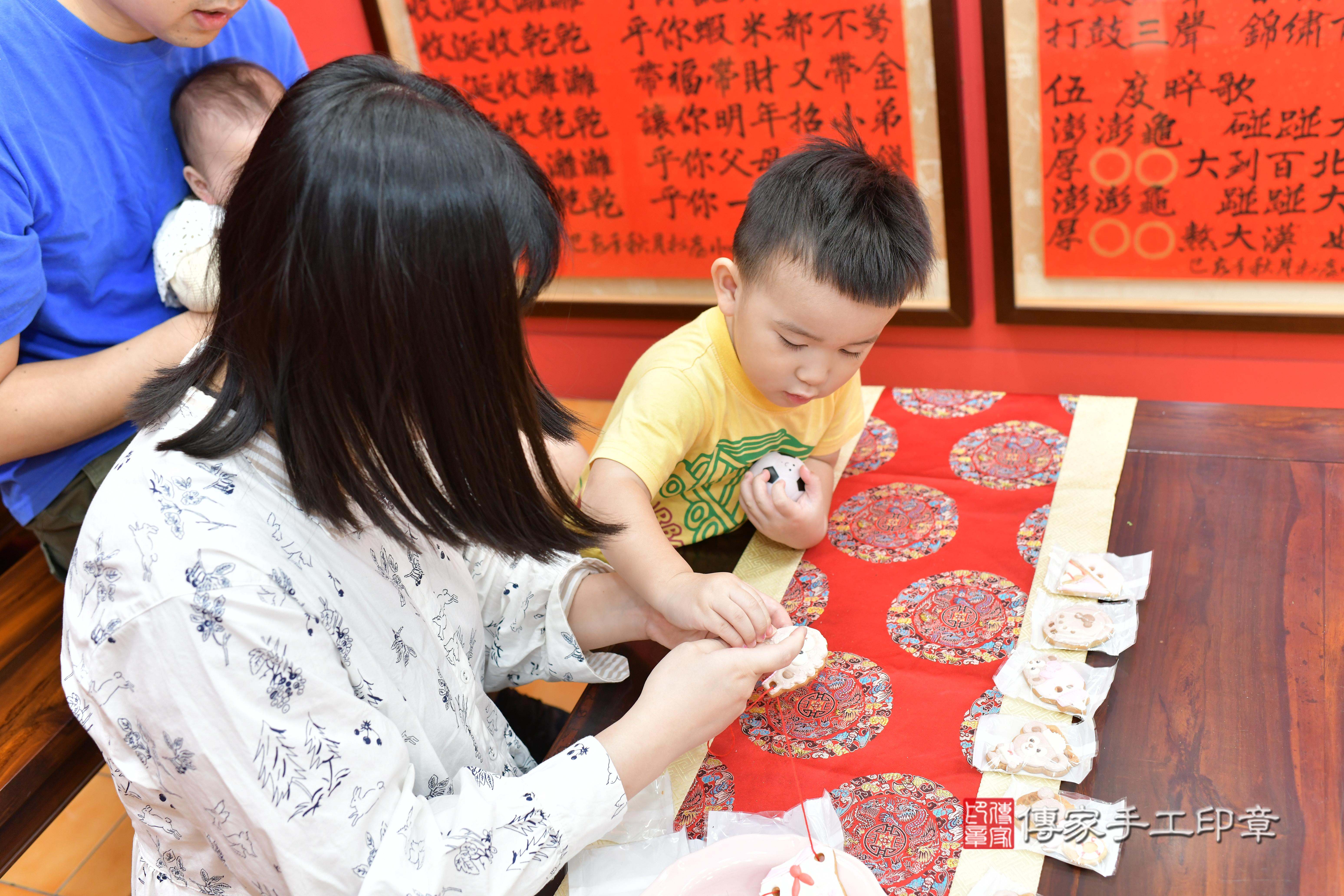 傳家手工印章桃園店、抓周、度脺、中國風會場、傳家嬰兒古禮、吉祥話、抓周道具物品24種、拍照。抓周證書。寶寶抓周、滿周歲、生日快樂、祝福