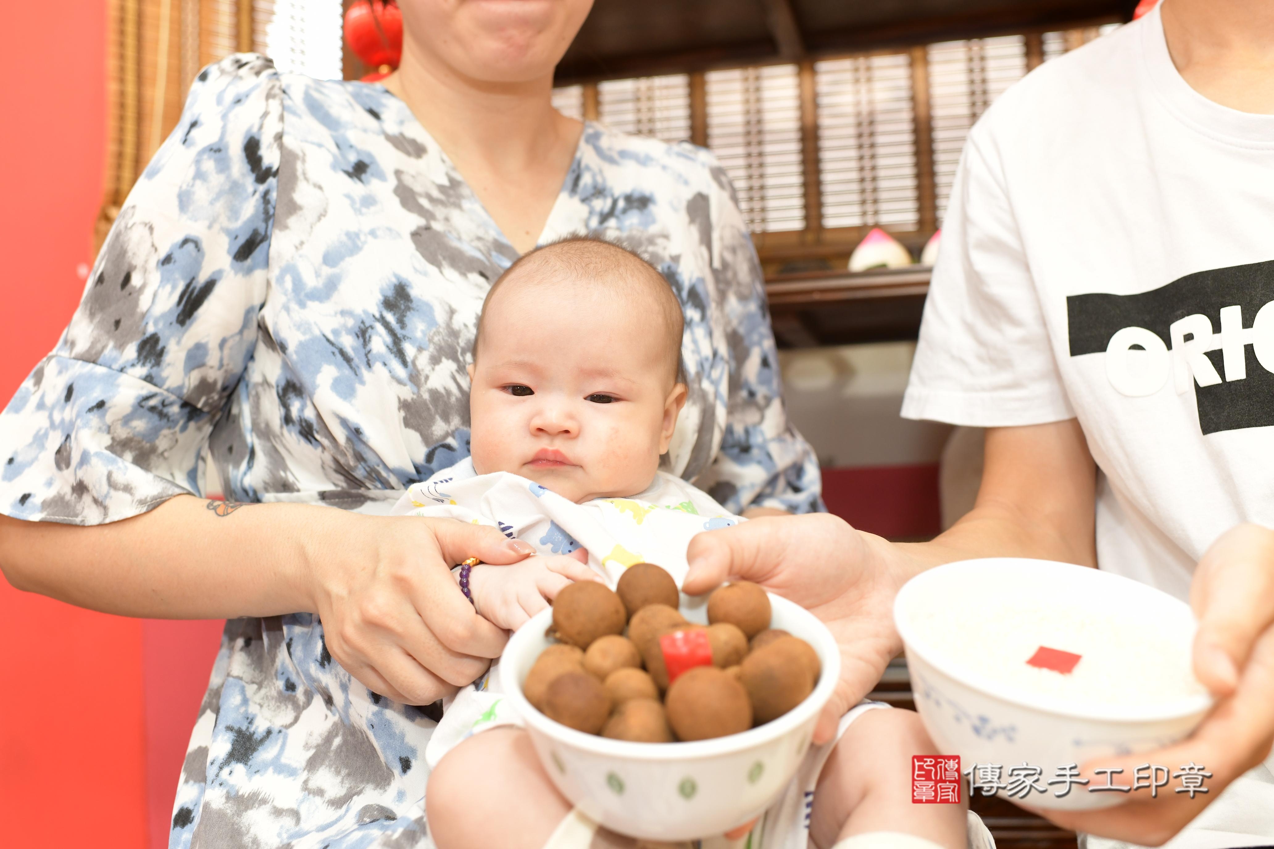 傳家手工印章高雄店、抓周、度脺、中國風會場、傳家嬰兒古禮、吉祥話、抓周道具物品24種、拍照。抓周證書。寶寶抓周、滿周歲、生日快樂、祝福