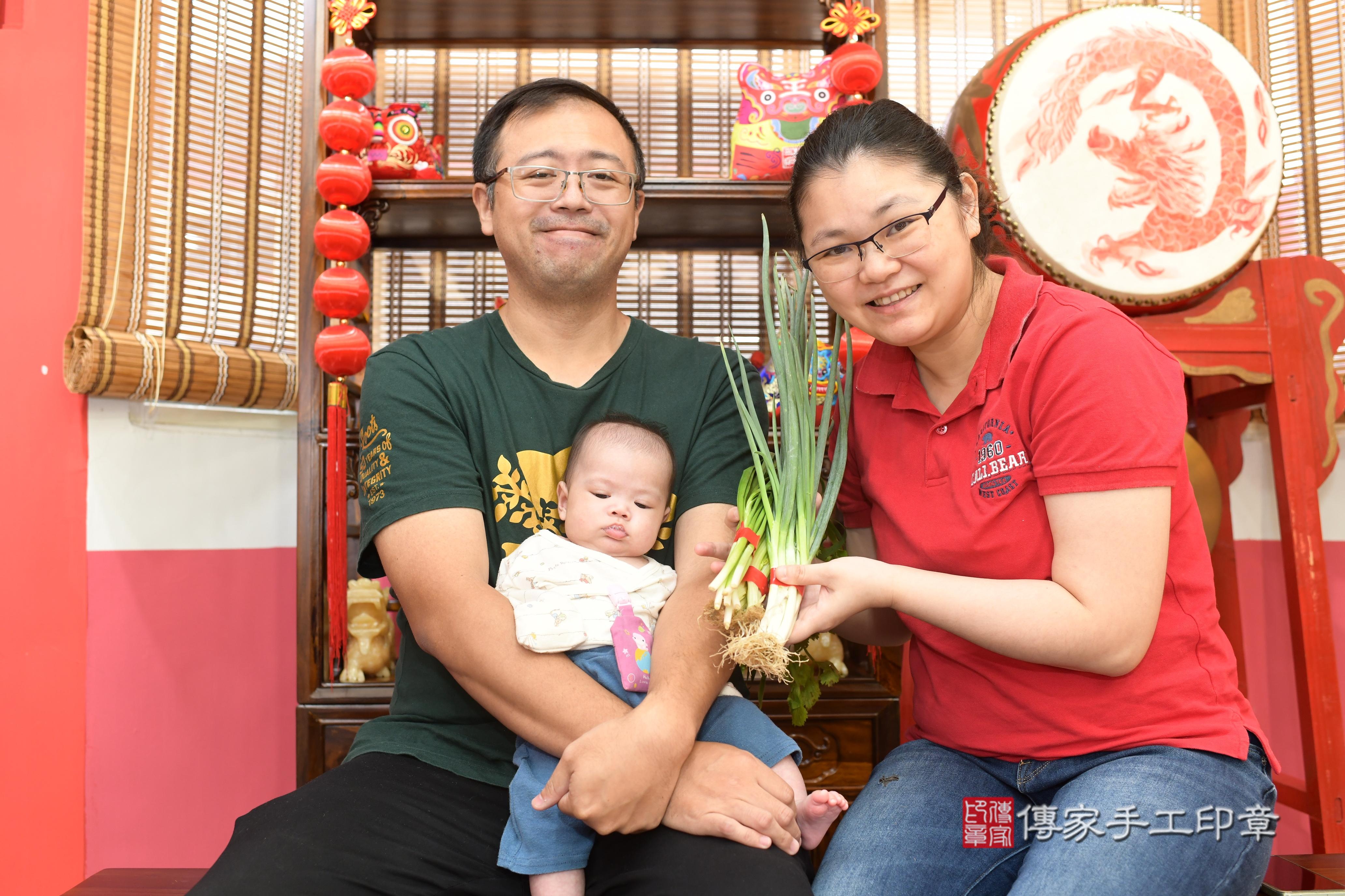 傳家手工印章高雄店、抓周、度脺、中國風會場、傳家嬰兒古禮、吉祥話、抓周道具物品24種、拍照。抓周證書。寶寶抓周、滿周歲、生日快樂、祝福