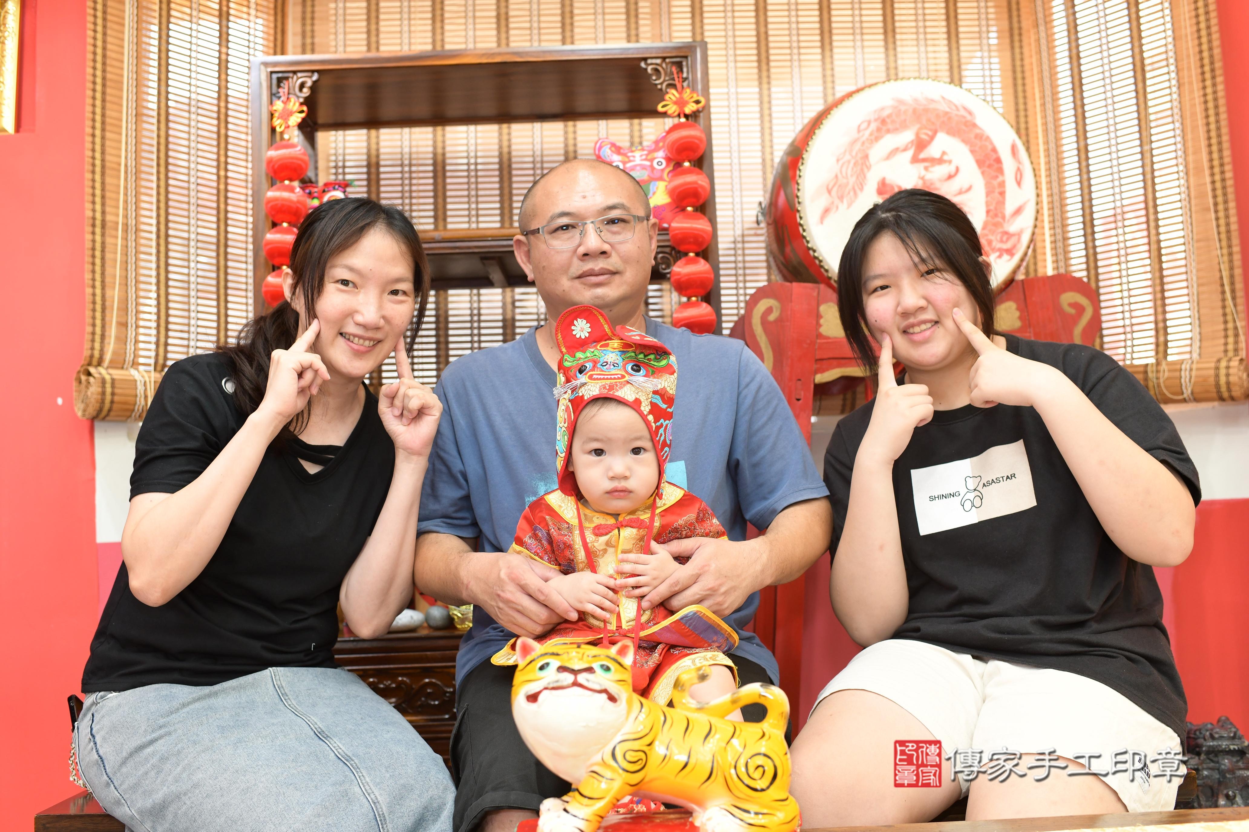 傳家手工印章高雄店、抓周、度脺、中國風會場、傳家嬰兒古禮、吉祥話、抓周道具物品24種、拍照。抓周證書。寶寶抓周、滿周歲、生日快樂、祝福