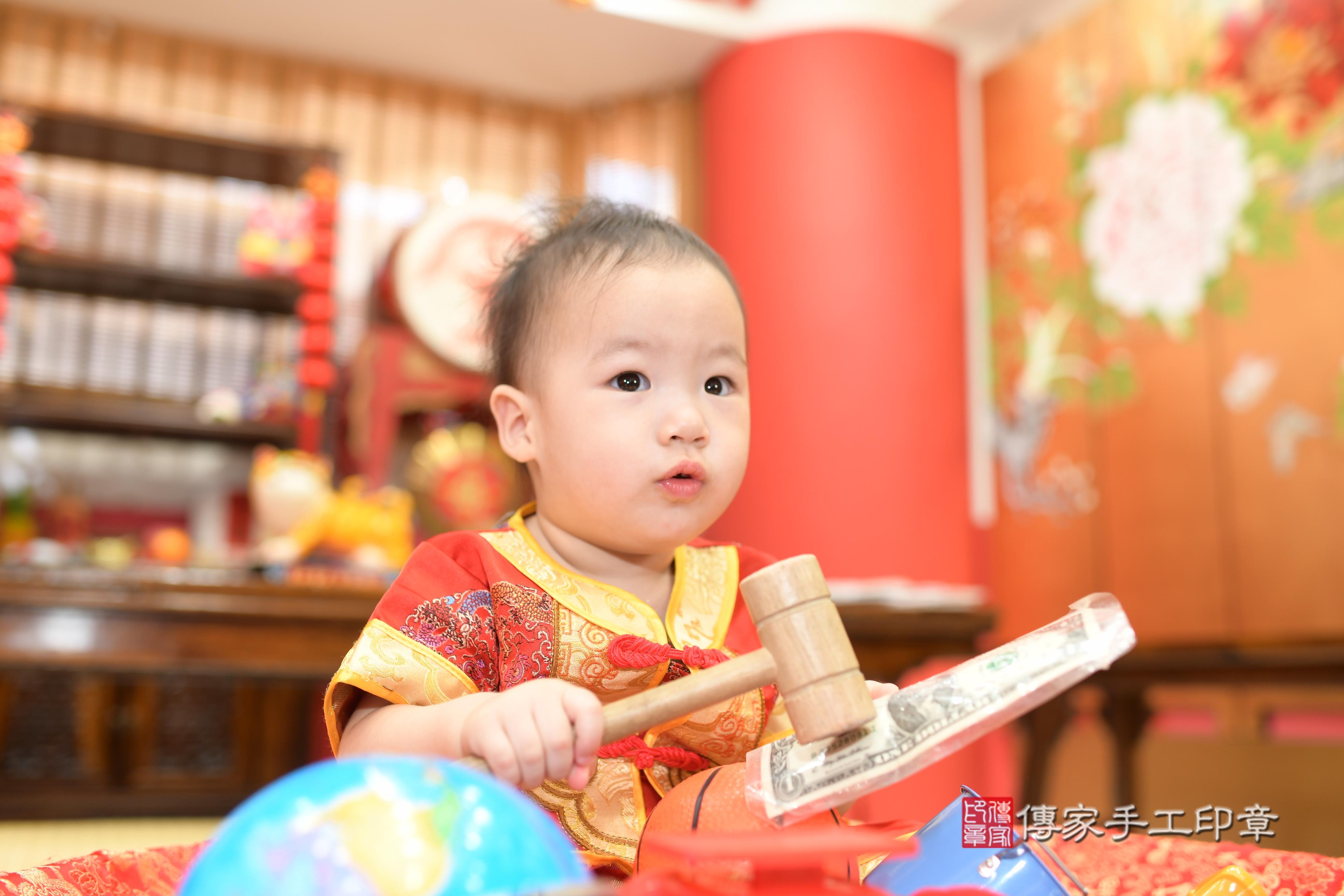 傳家手工印章高雄店、抓周、度脺、中國風會場、傳家嬰兒古禮、吉祥話、抓周道具物品24種、拍照。抓周證書。寶寶抓周、滿周歲、生日快樂、祝福