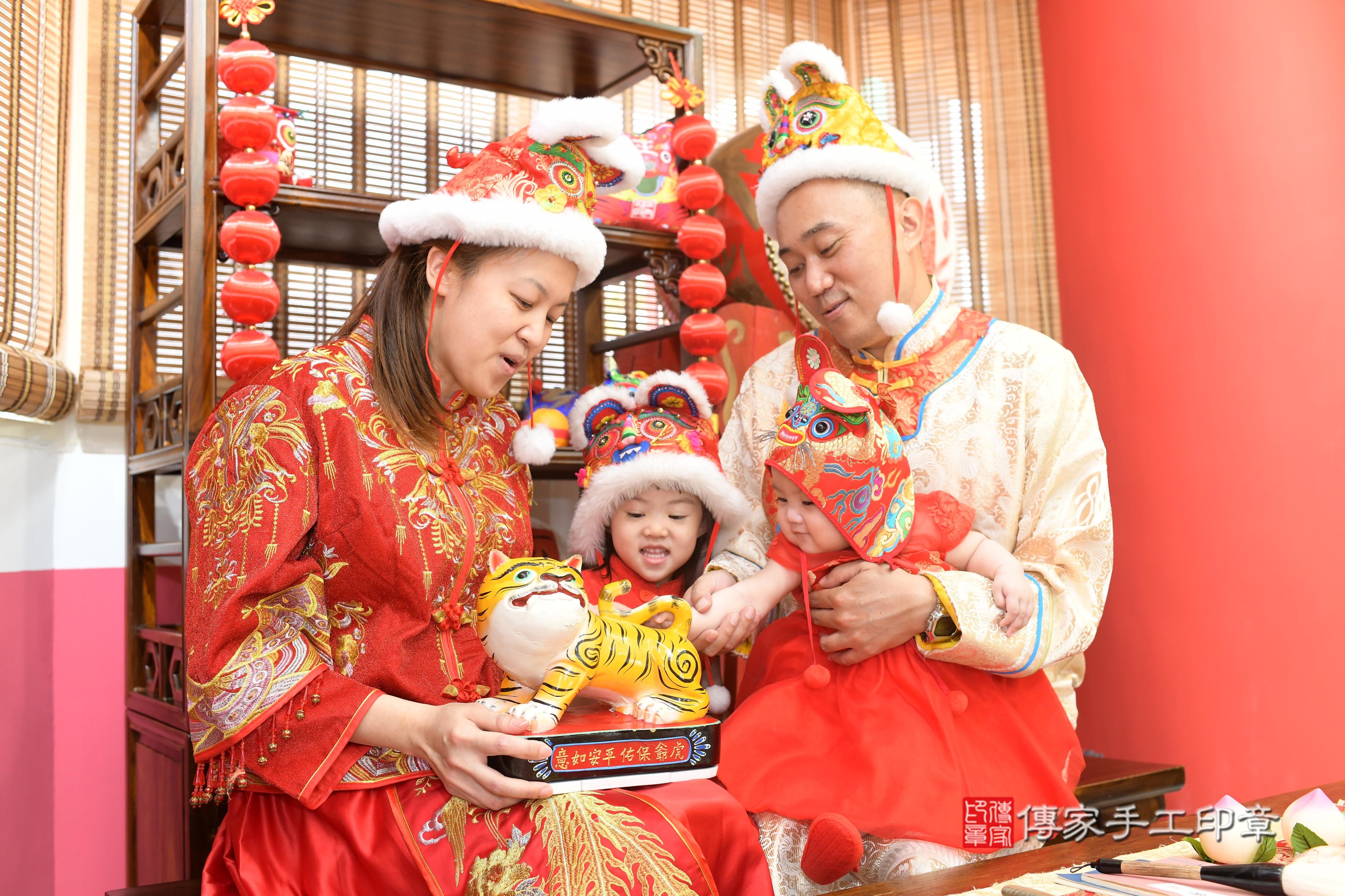 傳家手工印章高雄店、抓周、度脺、中國風會場、傳家嬰兒古禮、吉祥話、抓周道具物品24種、拍照。抓周證書。寶寶抓周、滿周歲、生日快樂、祝福