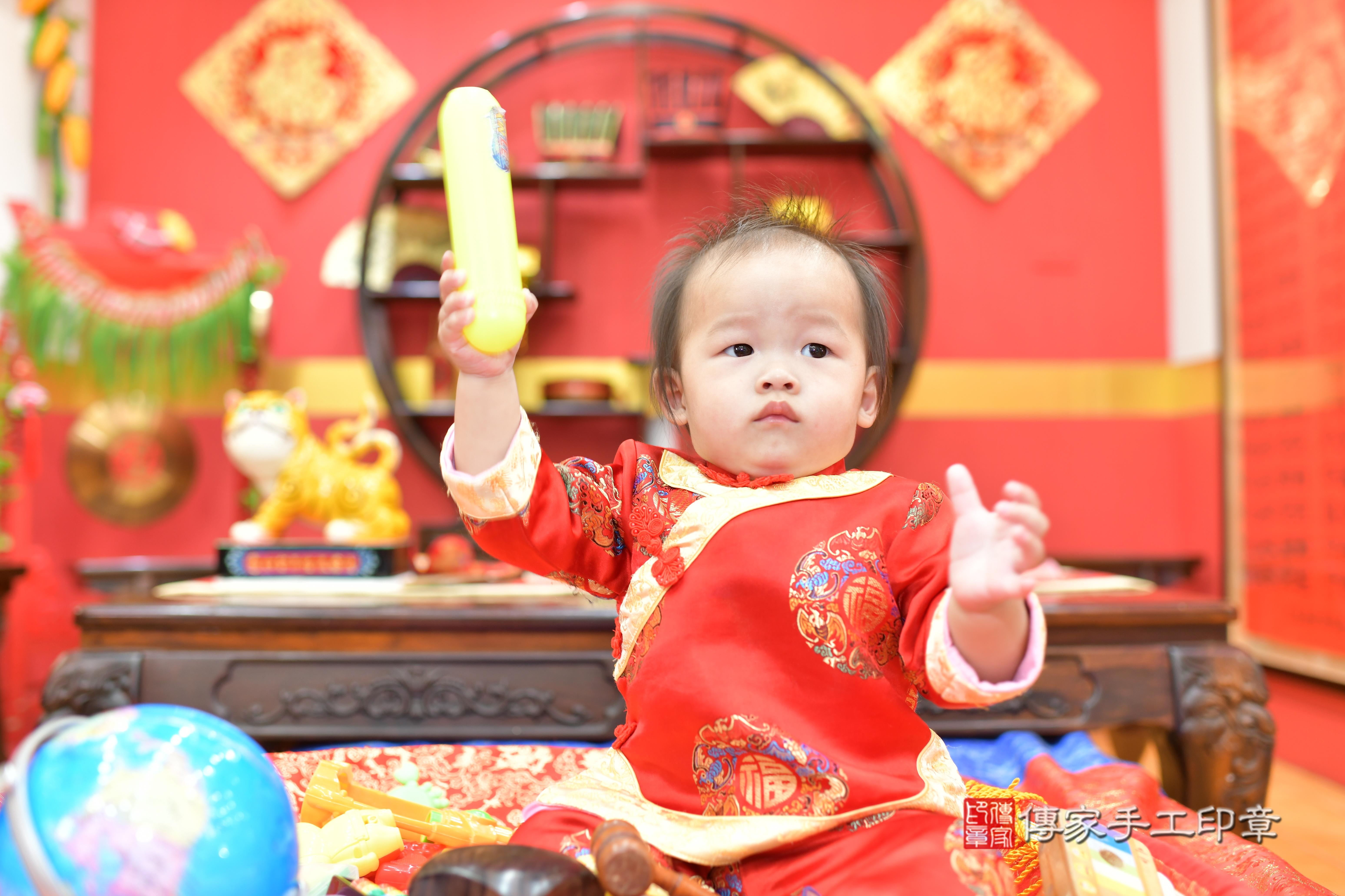 傳家手工印章桃園店、抓周、度脺、中國風會場、傳家嬰兒古禮、吉祥話、抓周道具物品24種、拍照。抓周證書。寶寶抓周、滿周歲、生日快樂、祝福