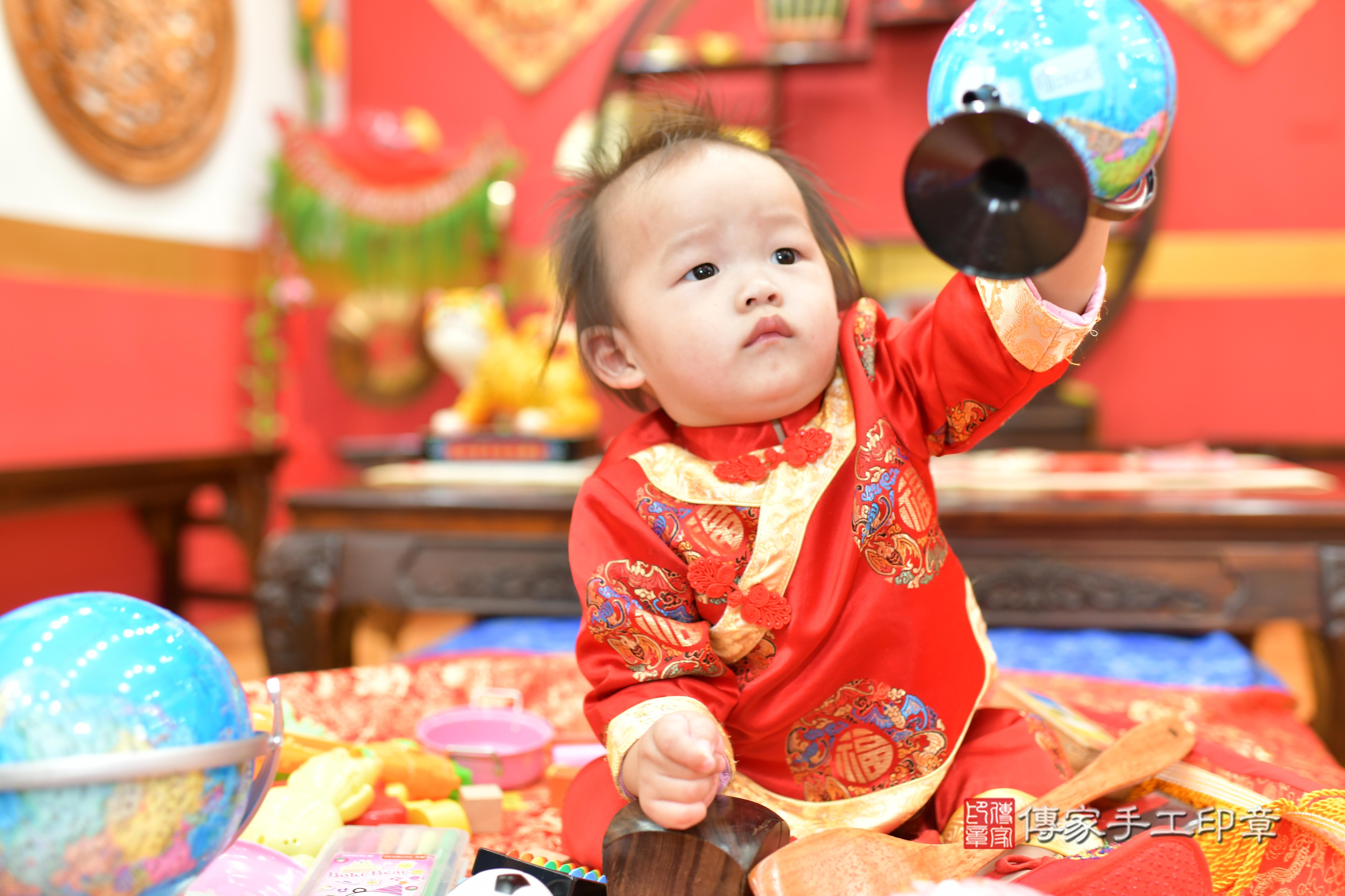 傳家手工印章桃園店、抓周、度脺、中國風會場、傳家嬰兒古禮、吉祥話、抓周道具物品24種、拍照。抓周證書。寶寶抓周、滿周歲、生日快樂、祝福