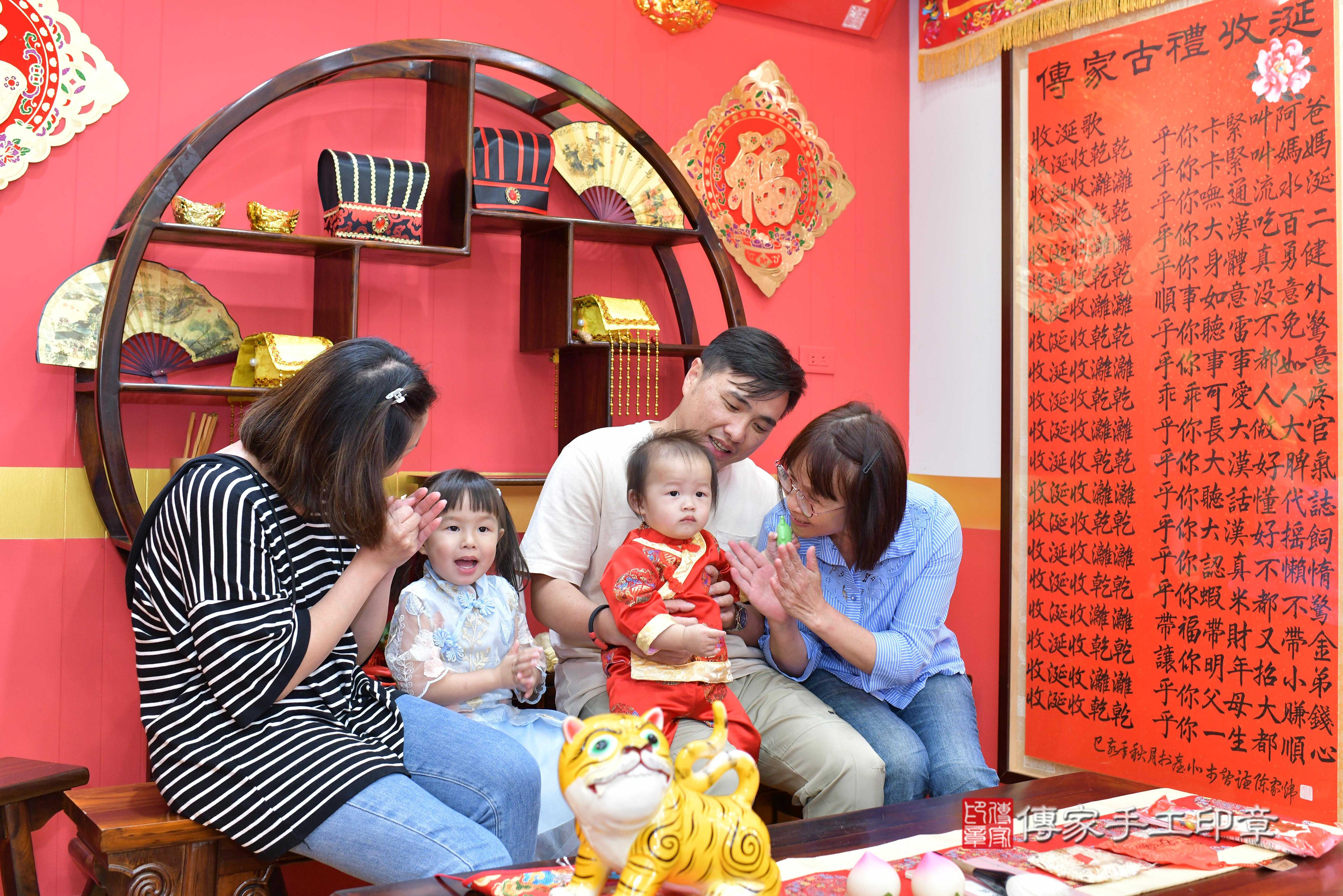 傳家手工印章桃園店、抓周、度脺、中國風會場、傳家嬰兒古禮、吉祥話、抓周道具物品24種、拍照。抓周證書。寶寶抓周、滿周歲、生日快樂、祝福