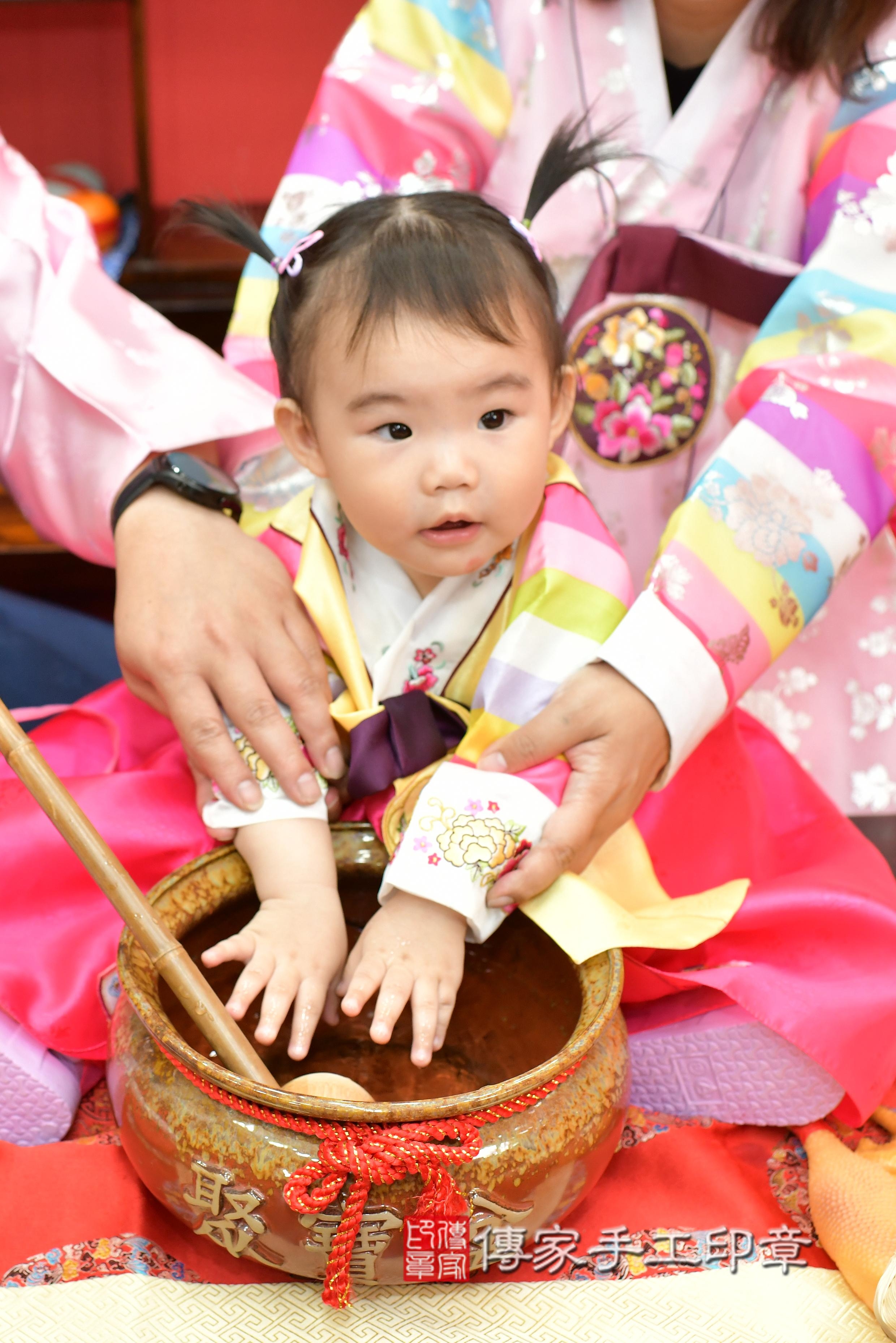 傳家手工印章桃園店、抓周、度脺、中國風會場、傳家嬰兒古禮、吉祥話、抓周道具物品24種、拍照。抓周證書。寶寶抓周、滿周歲、生日快樂、祝福